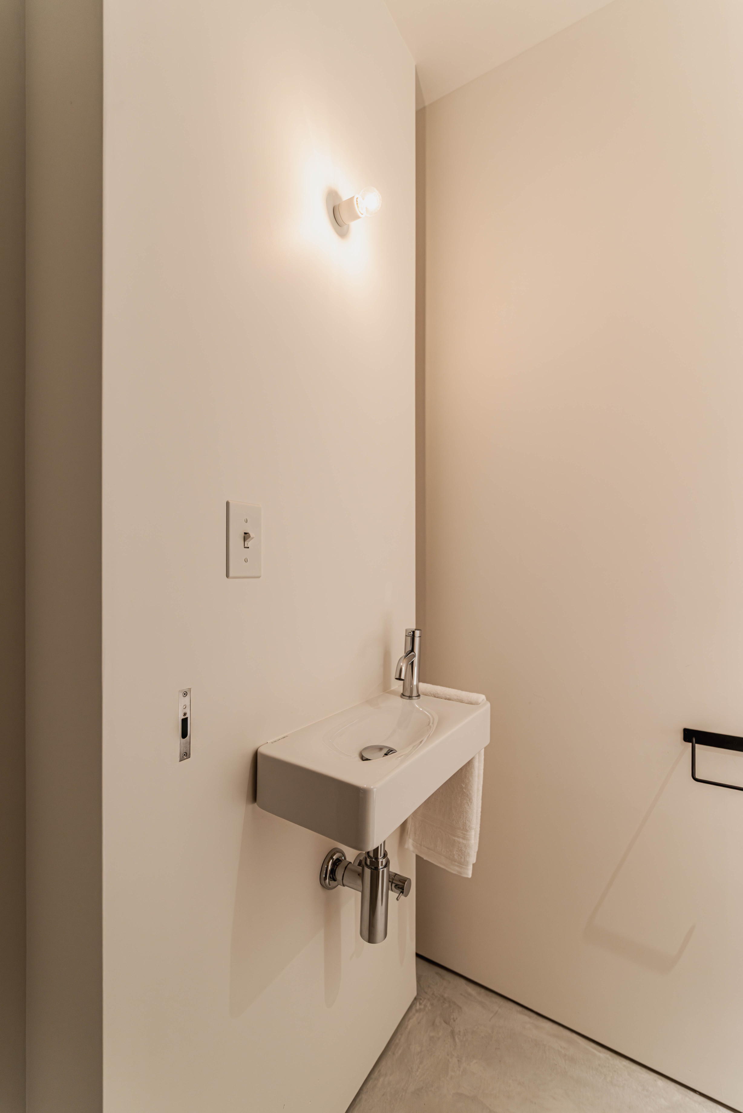 トイレ手洗い事例　BABEL