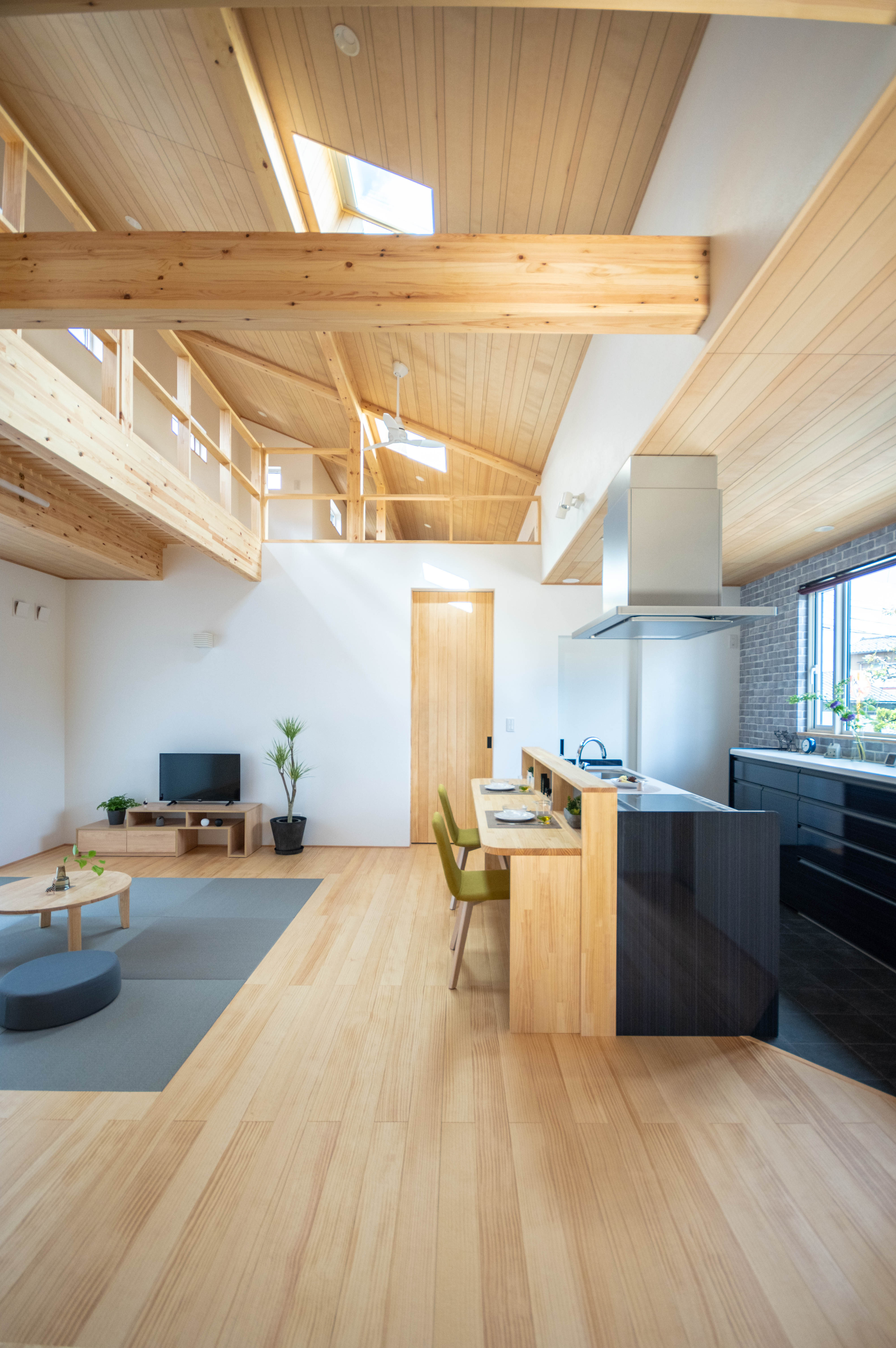 木目の建具をアクセントに