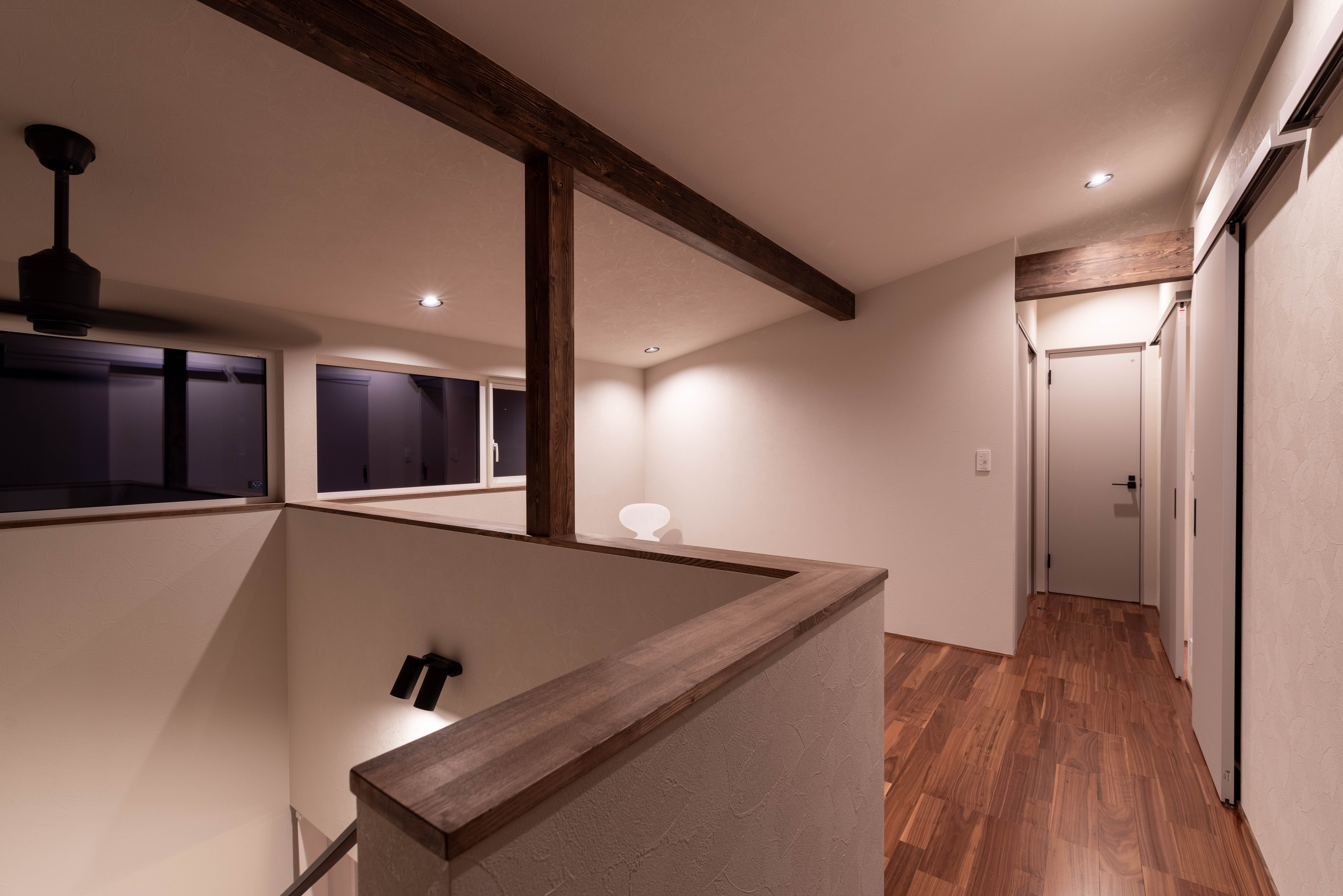 OK邸-5495 夜の壁紙の見え方