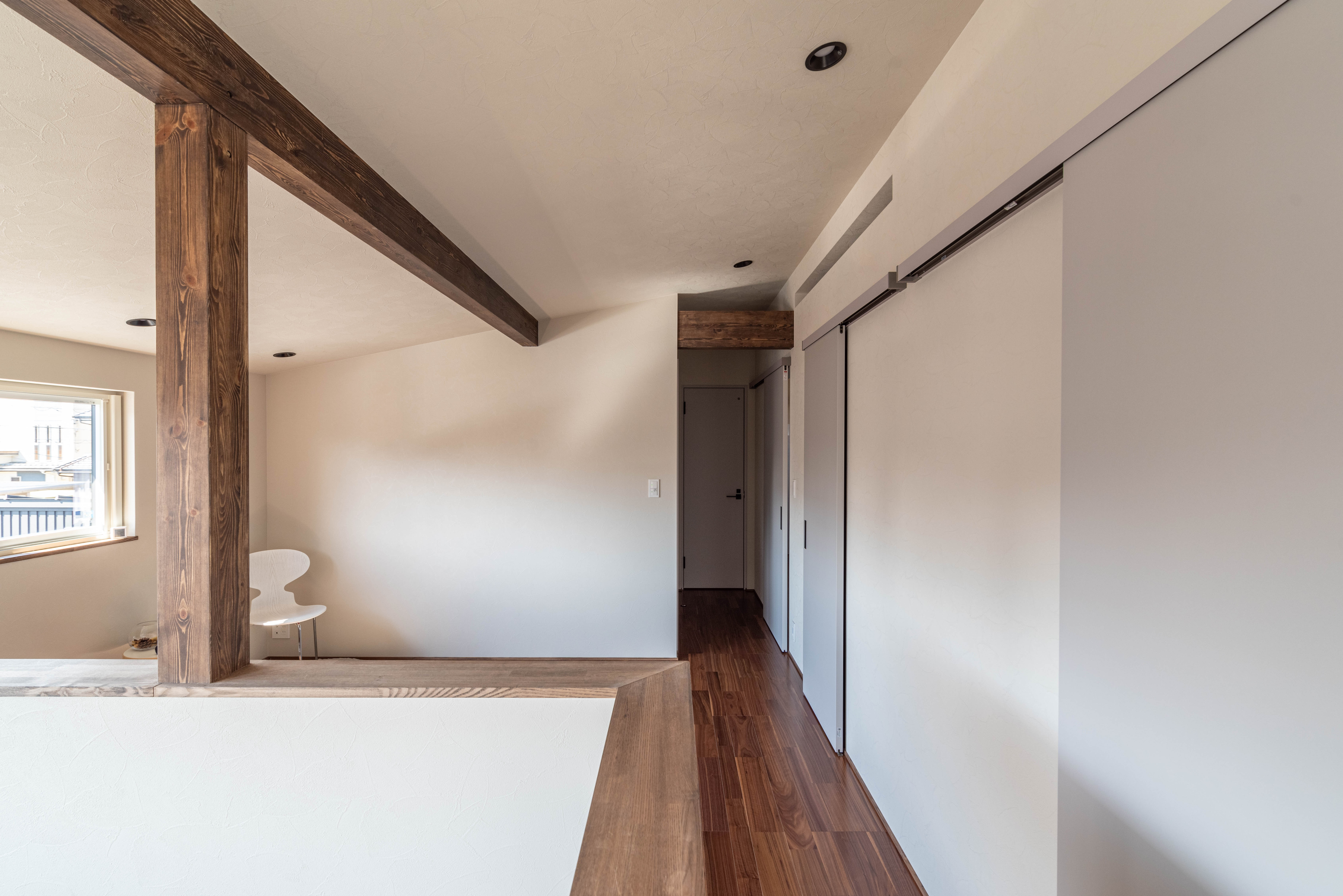 OK邸-5689 日中の壁紙の見え方