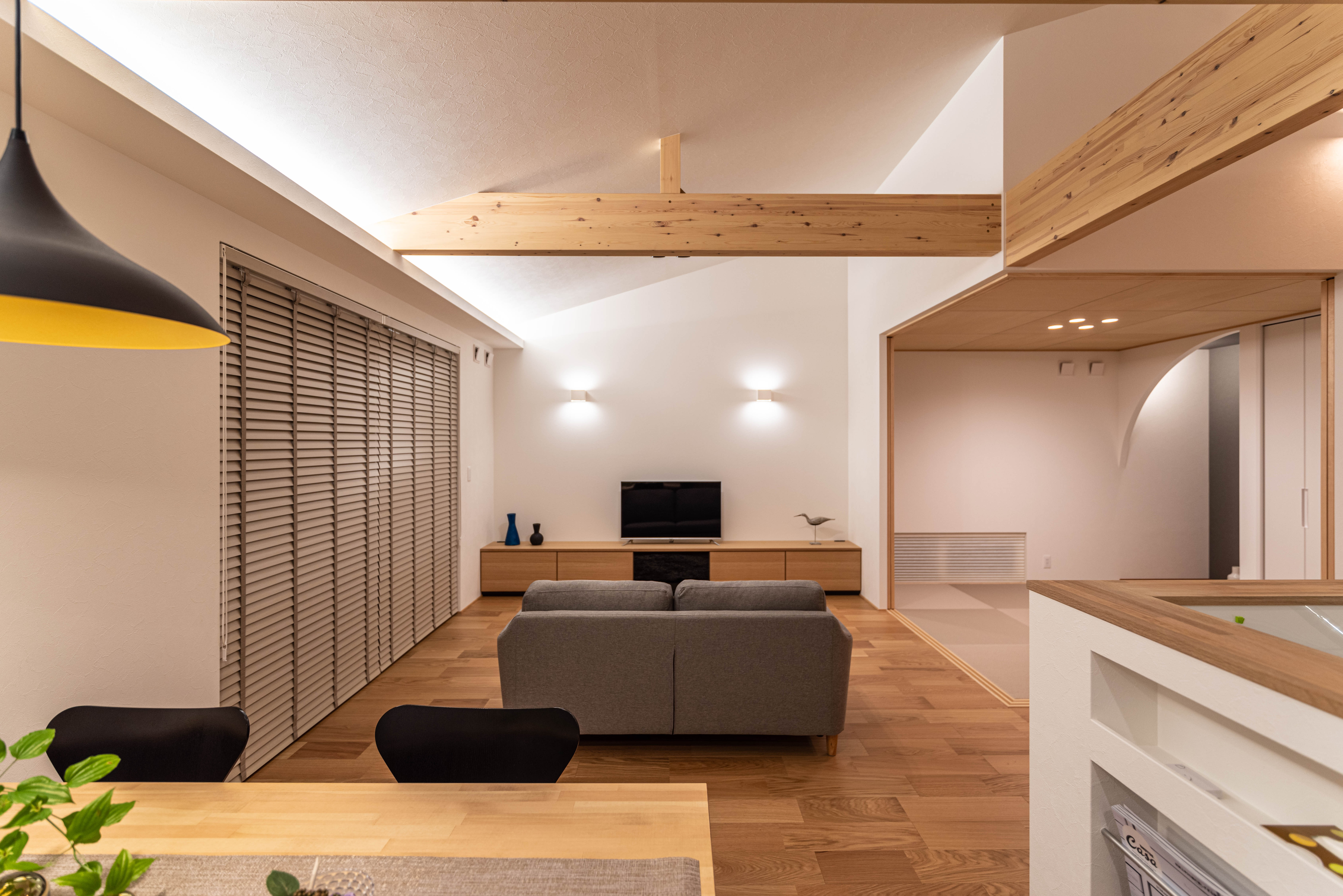 コーブ照明LDK-1 勾配天井にコーブ照明を生かしたLDK