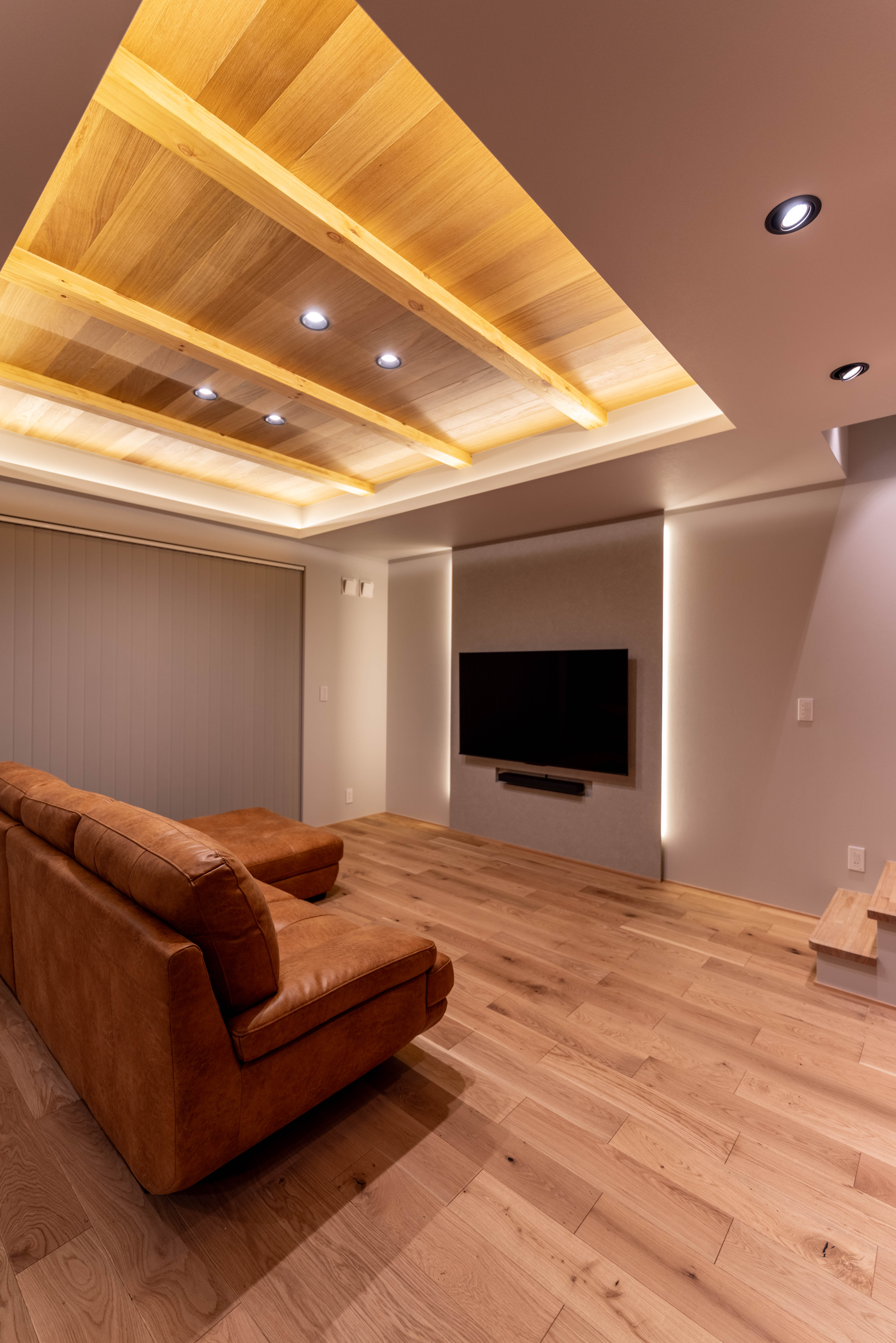 折り上げ天井+木目+コーブ照明