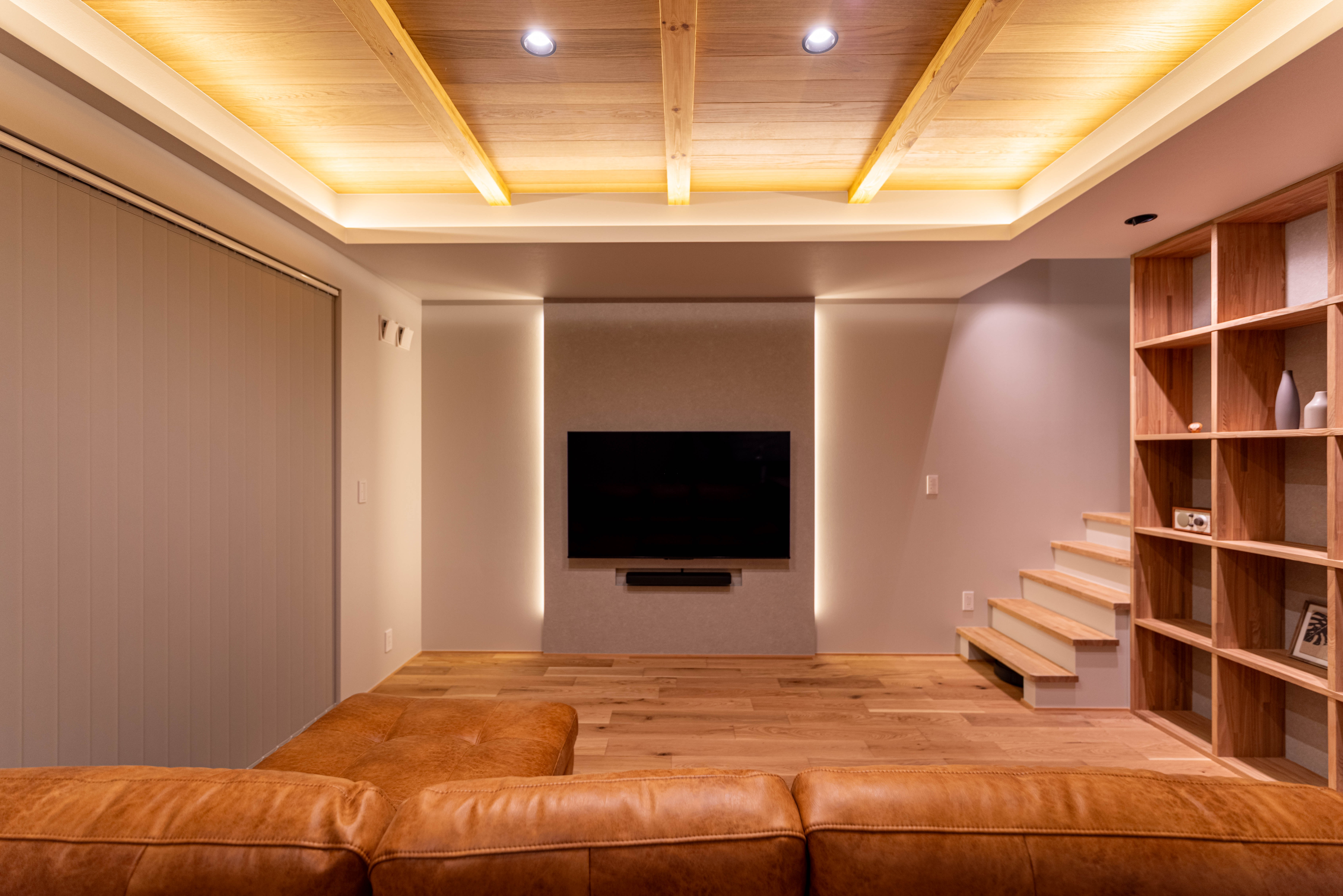 折り上げ天井+木目+コーブ照明