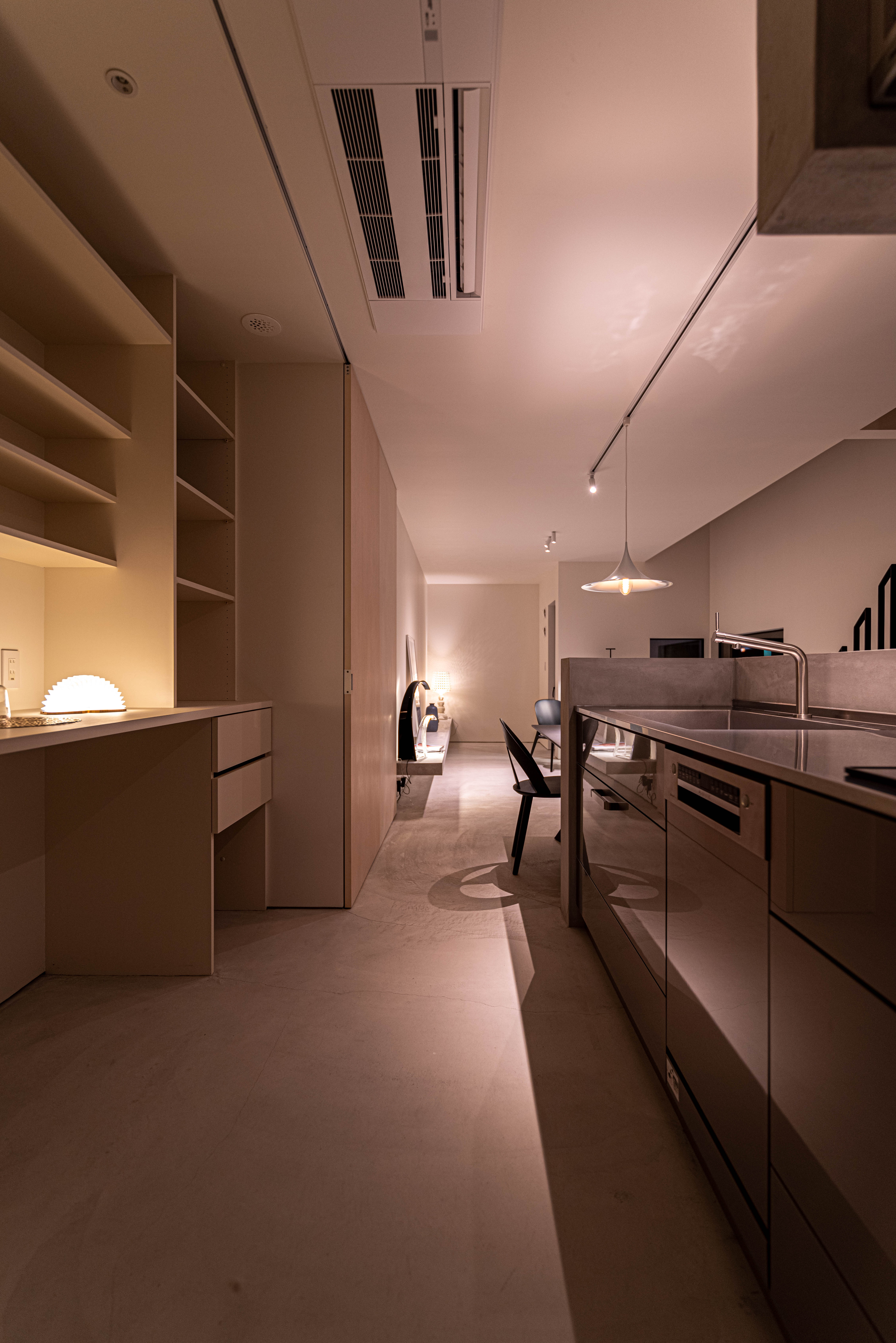 キッチン背面のパントリー　オープン状態