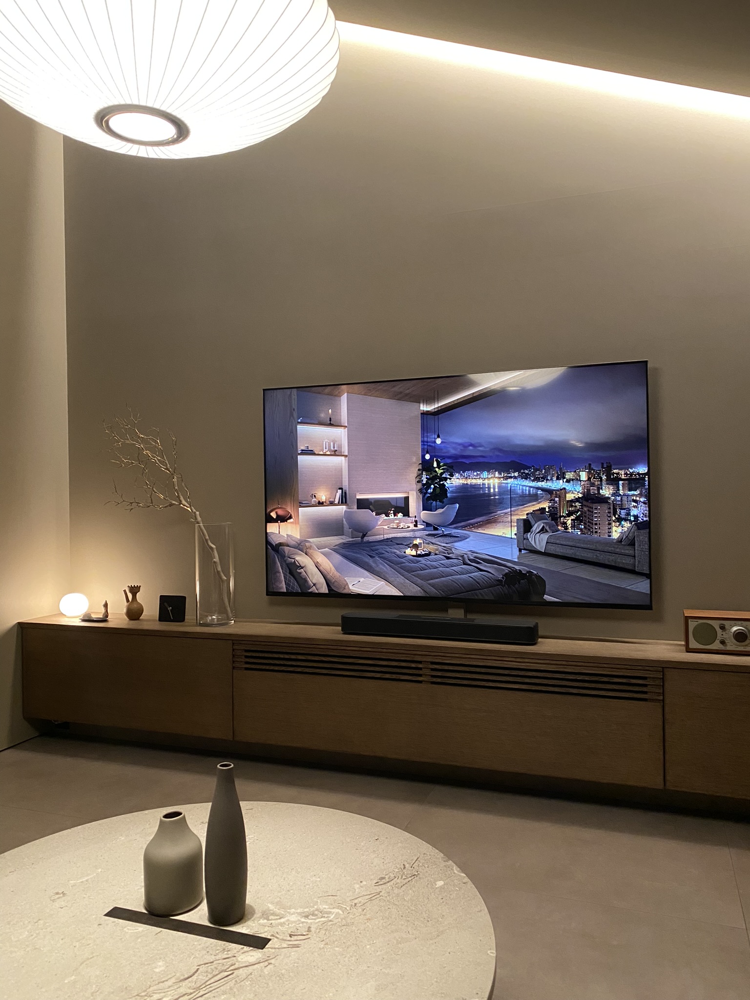 モデルルームDUNE　夜のテレビボード