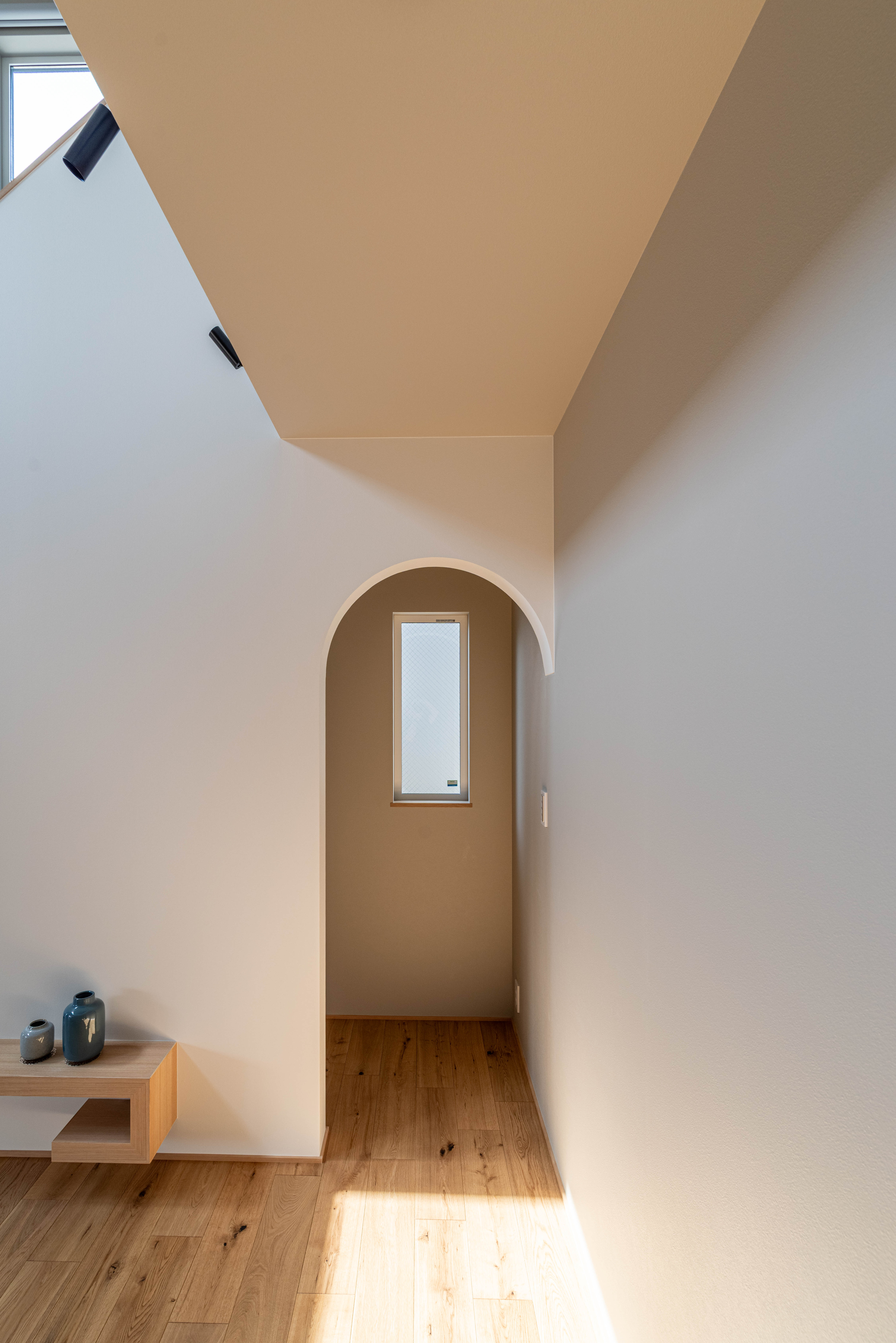 扉無しでもやわらかく区切れるアール開口