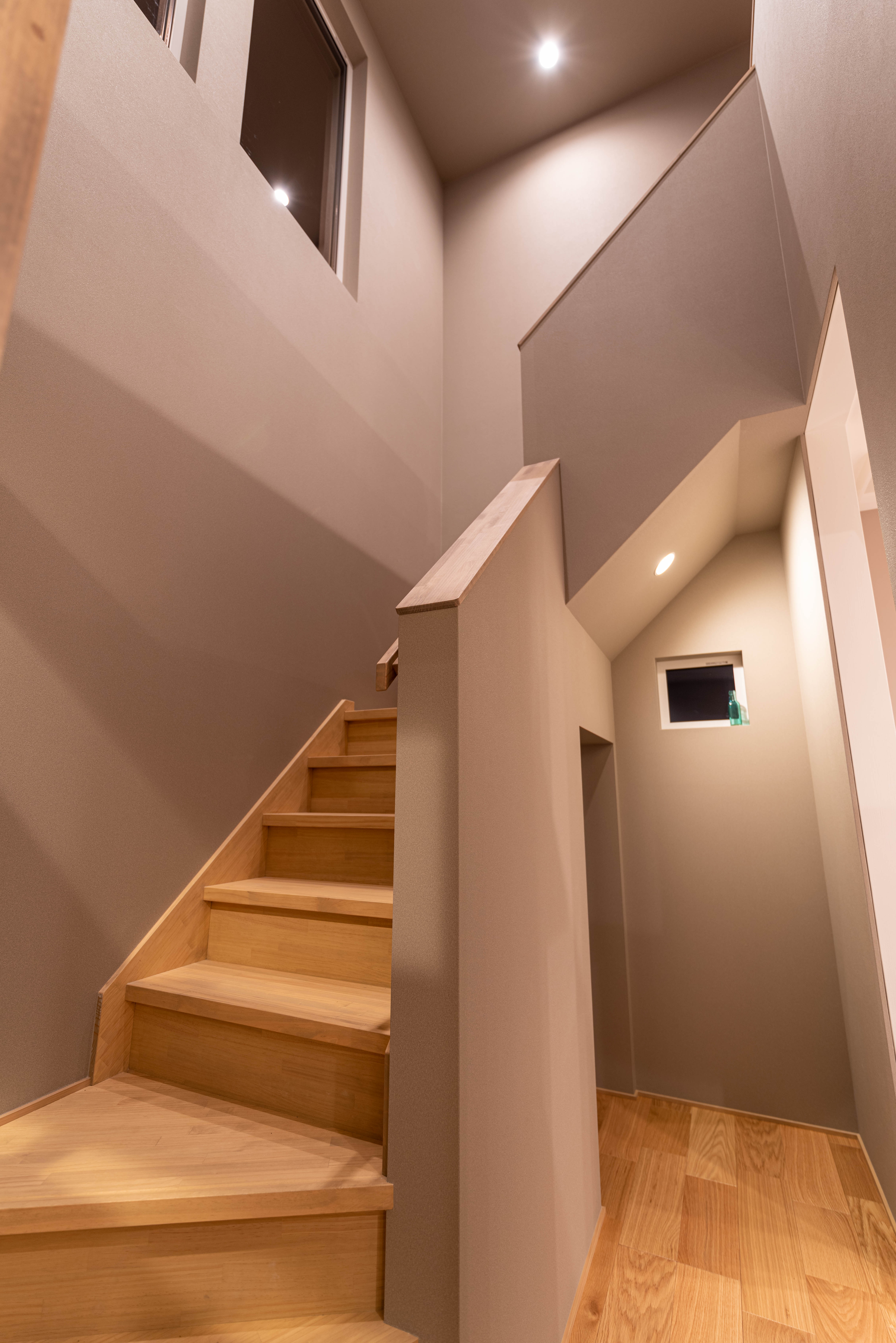 階段　夜のシーン