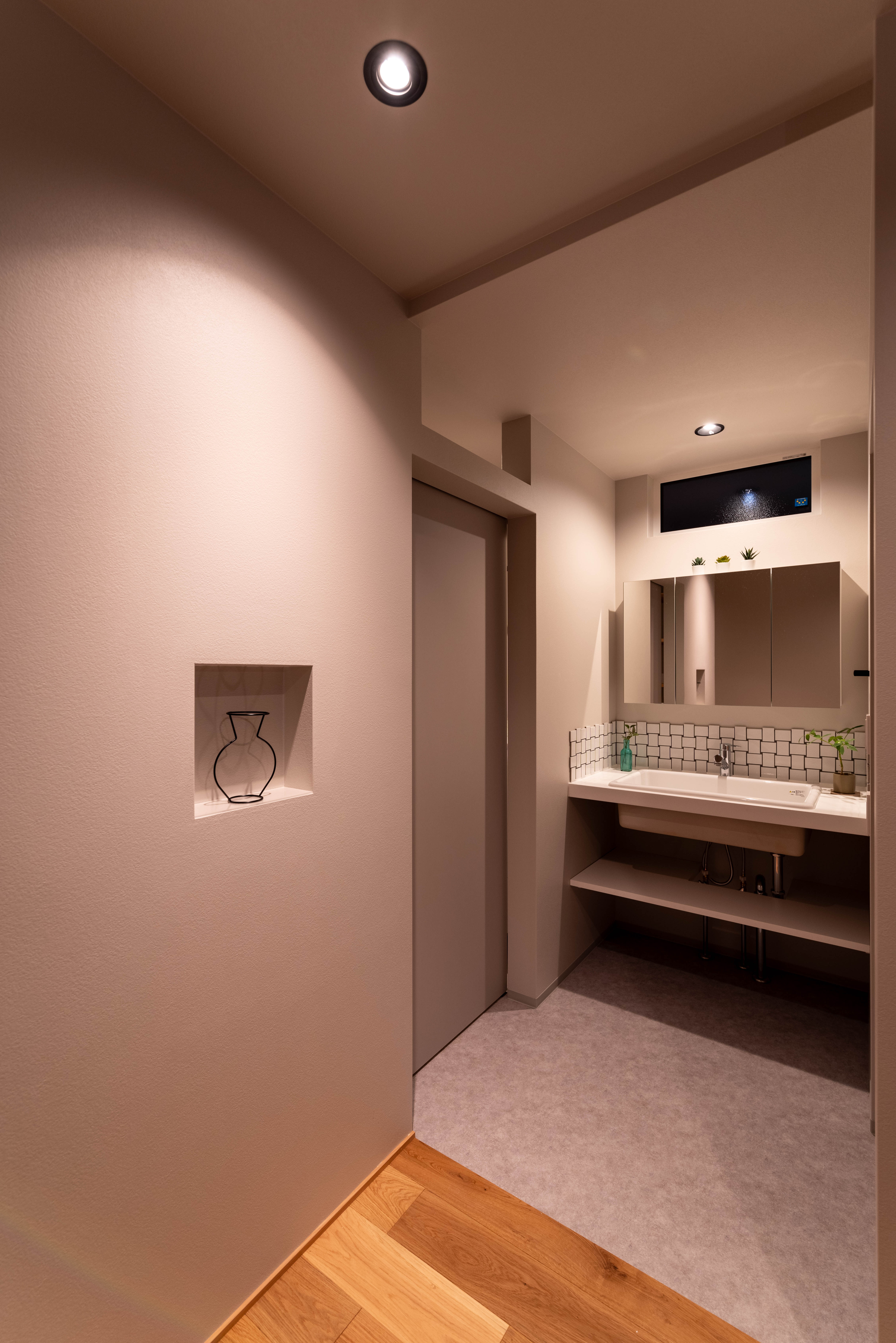 エントランスホールと洗面コーナー