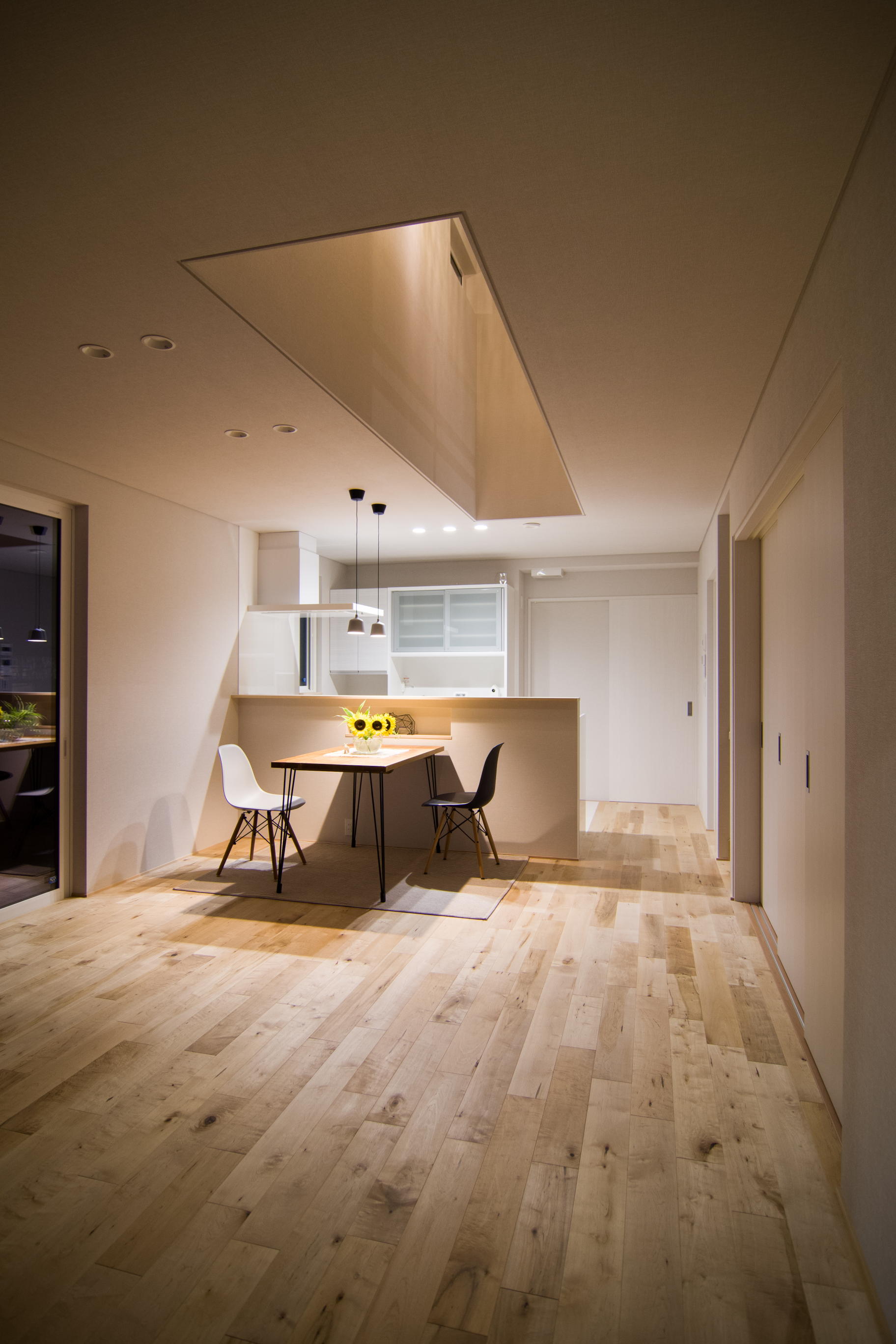 ダイニングとキッチン(1) 温白色キッチン