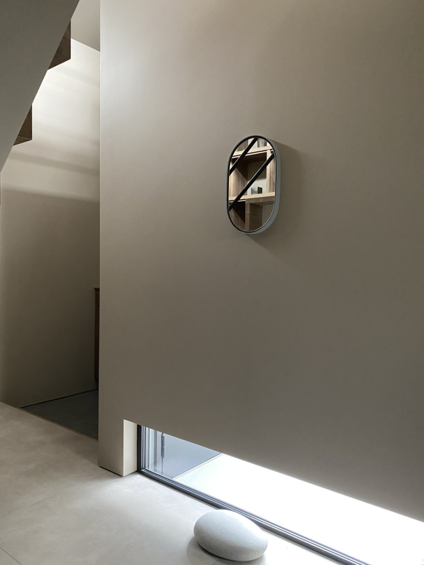 ミラーの掛かる壁 インテリアとしてのミラー