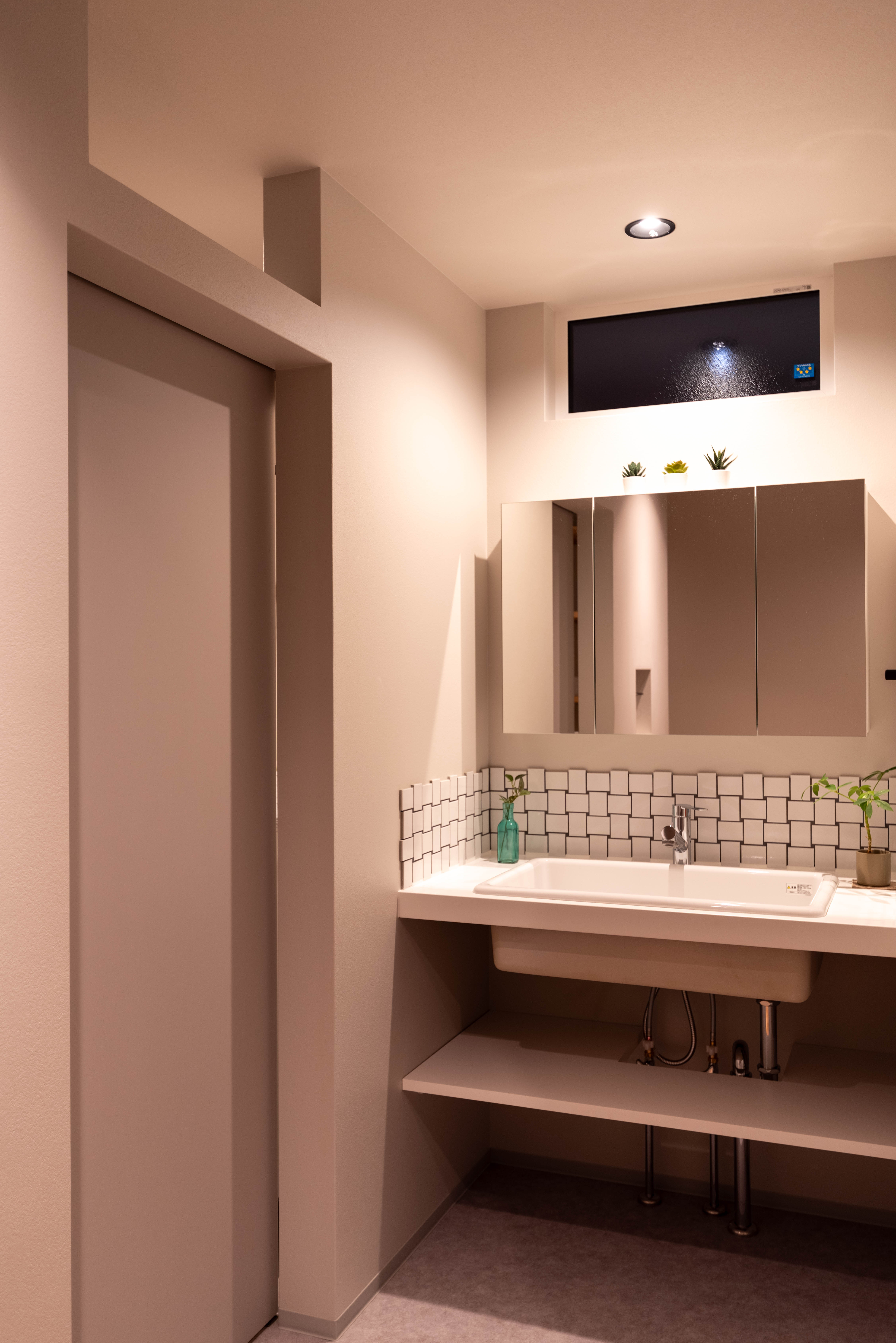 洗面コーナー電球色切り替え