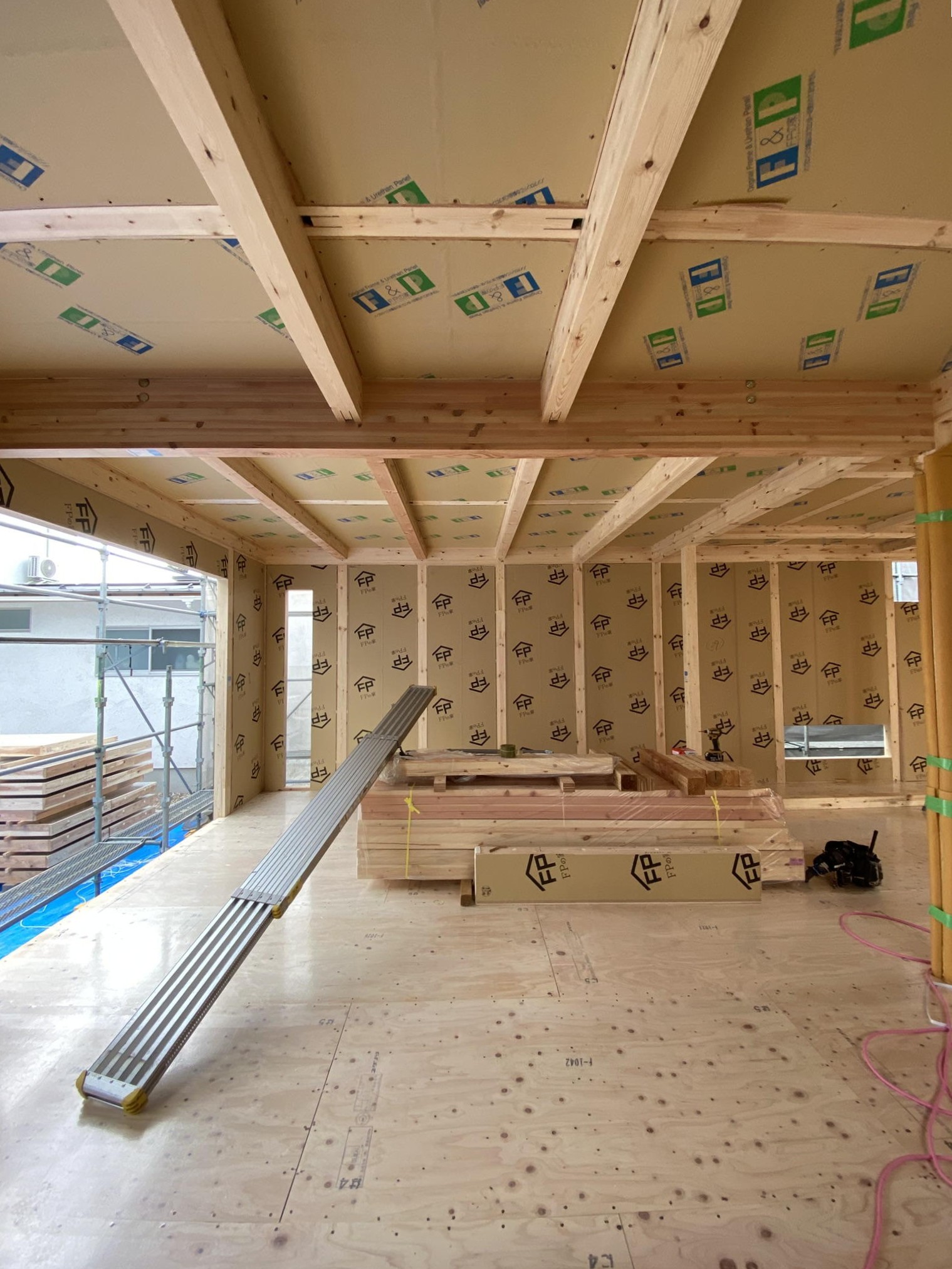 20251014KM邸0059 FPの家の断熱パネルは「性能を安定させる」ための土台になります。