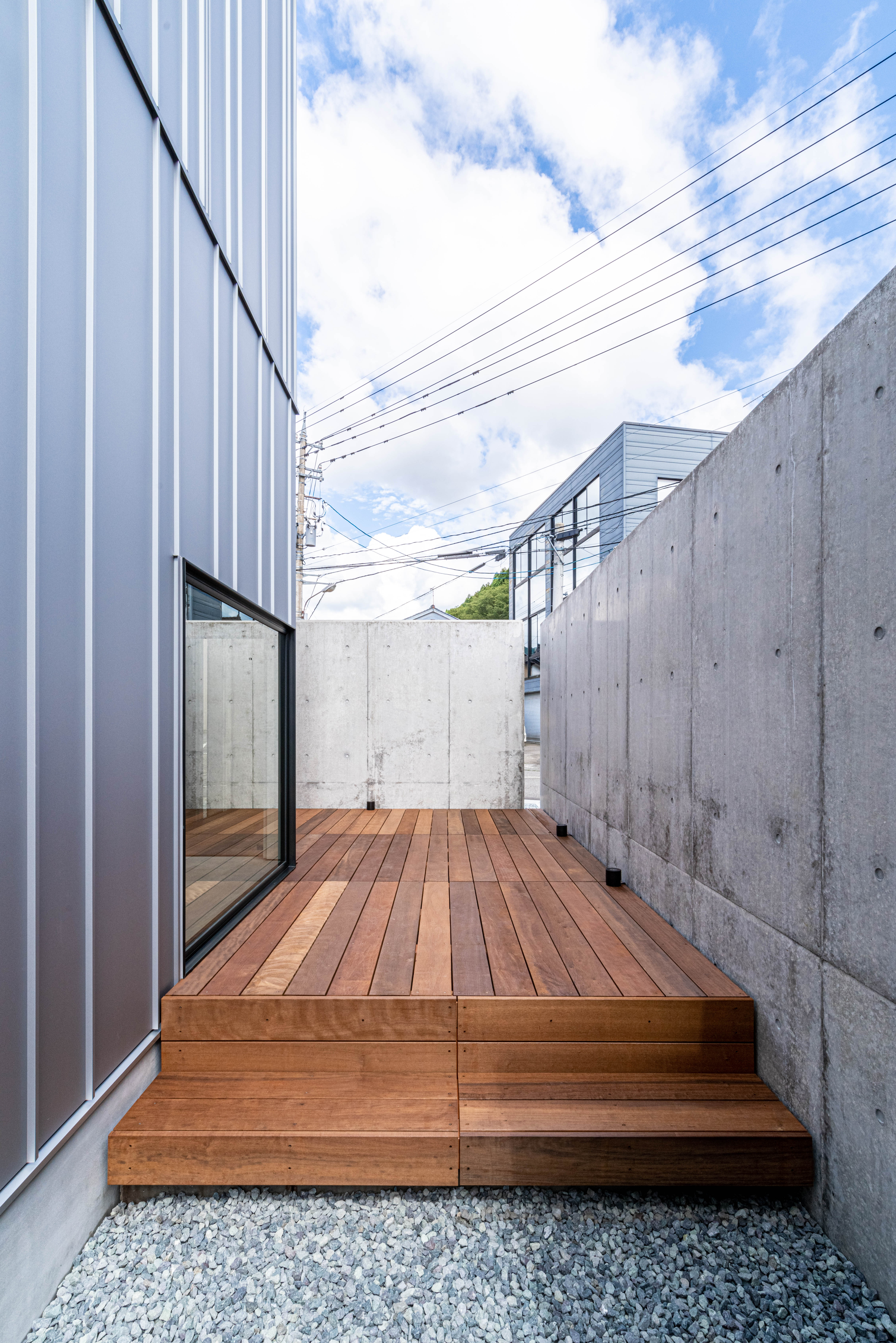 金属外壁×コンクリート×木で、硬さと温かさを両立