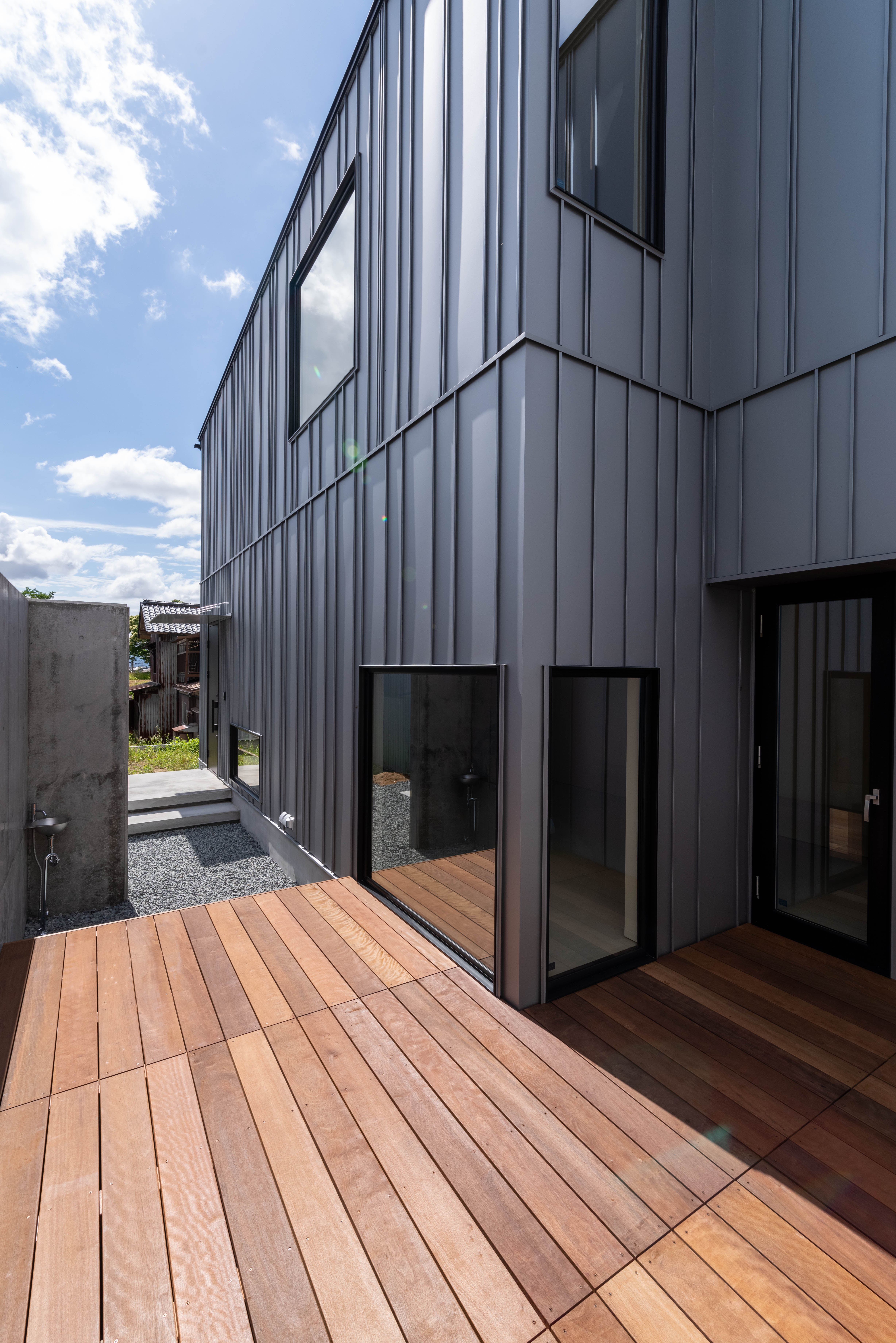 囲われたウッドデッキが“中庭”のような居場所に