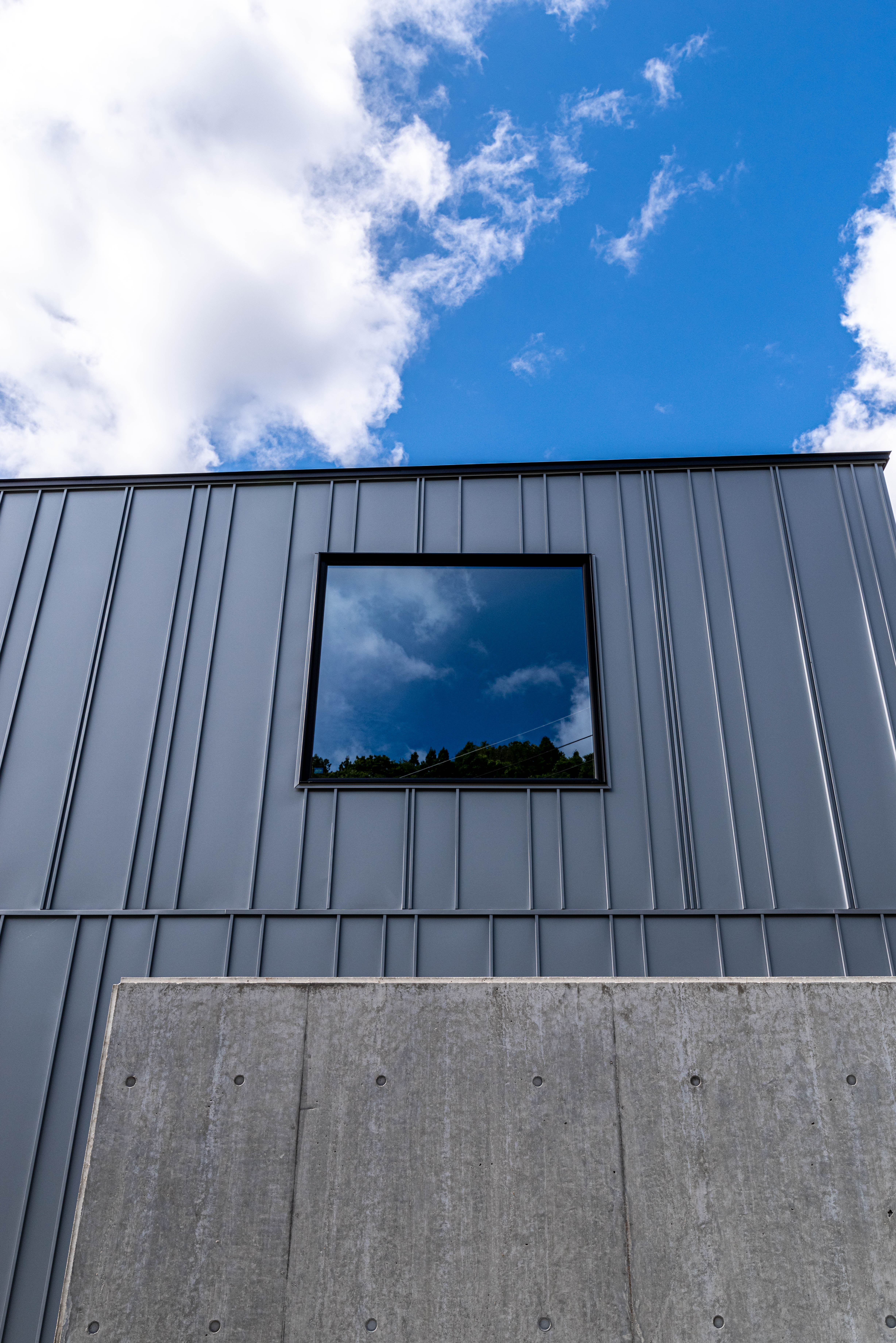 BABEL-1706 空を映すスクエア窓。反射が外観の表情になります。