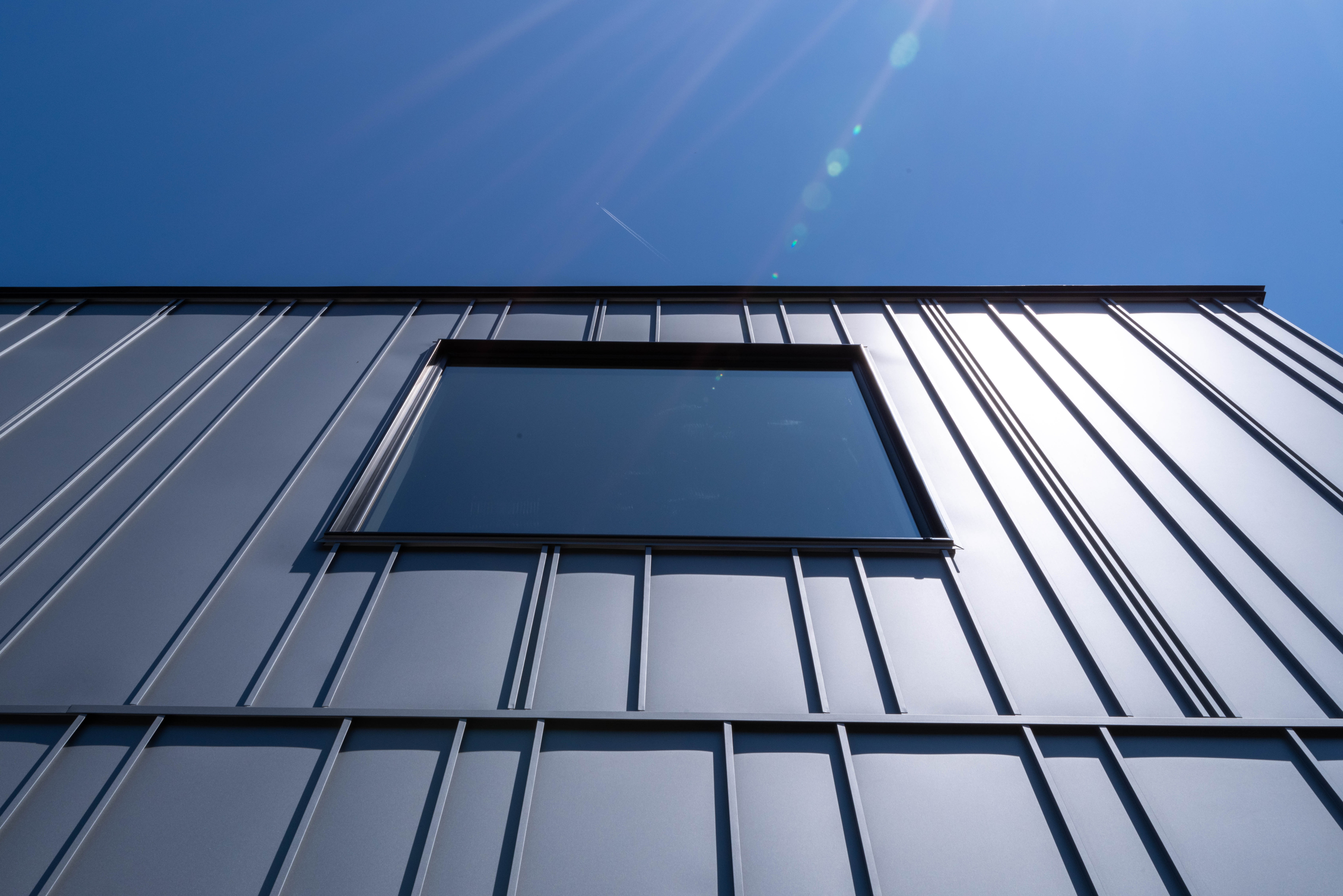 BABEL-1725-2 タテハゼの陰影で、シルバー外壁に奥行きが生まれます。