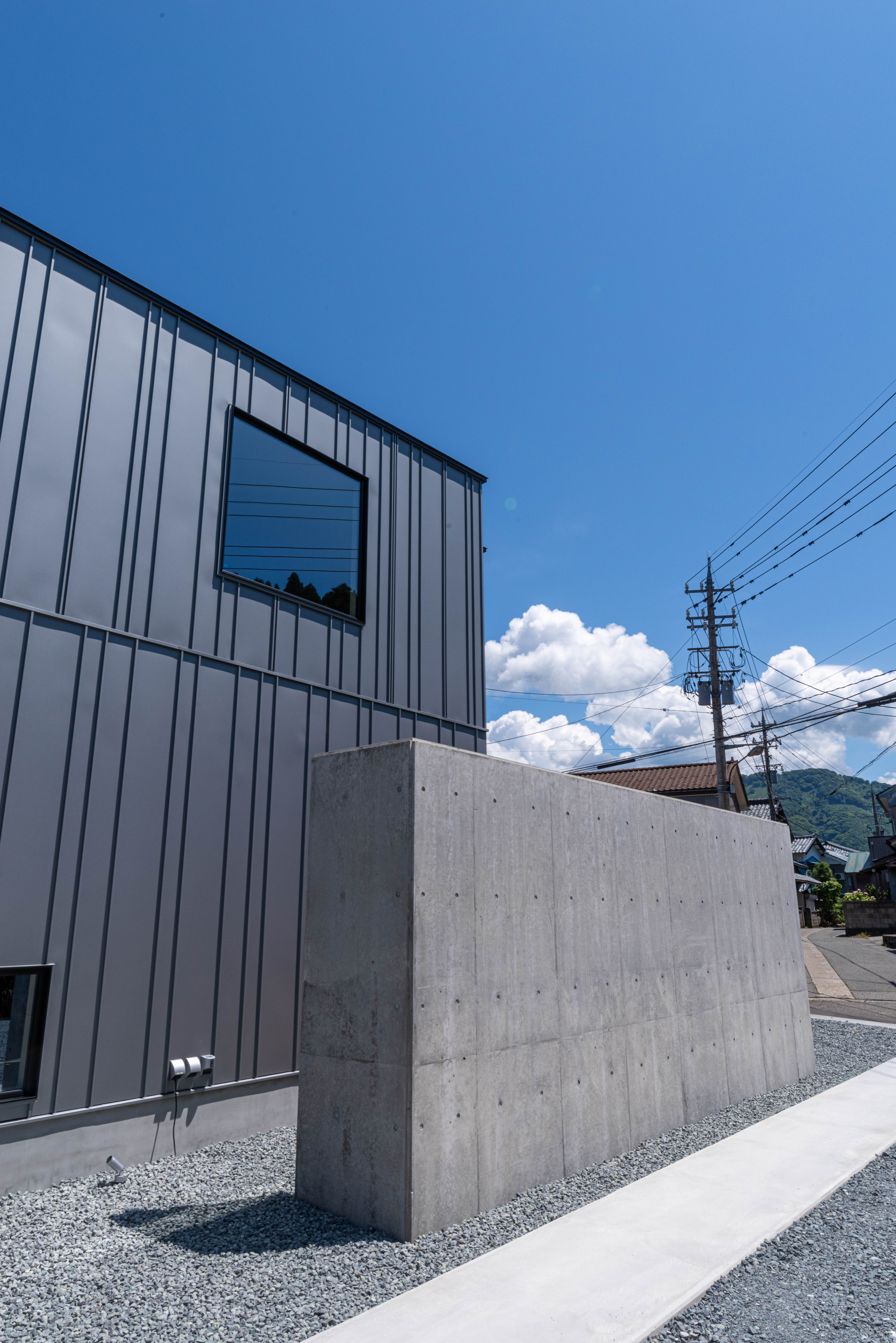 塀の高さは、内側のデッキと開口から逆算（BABEL）