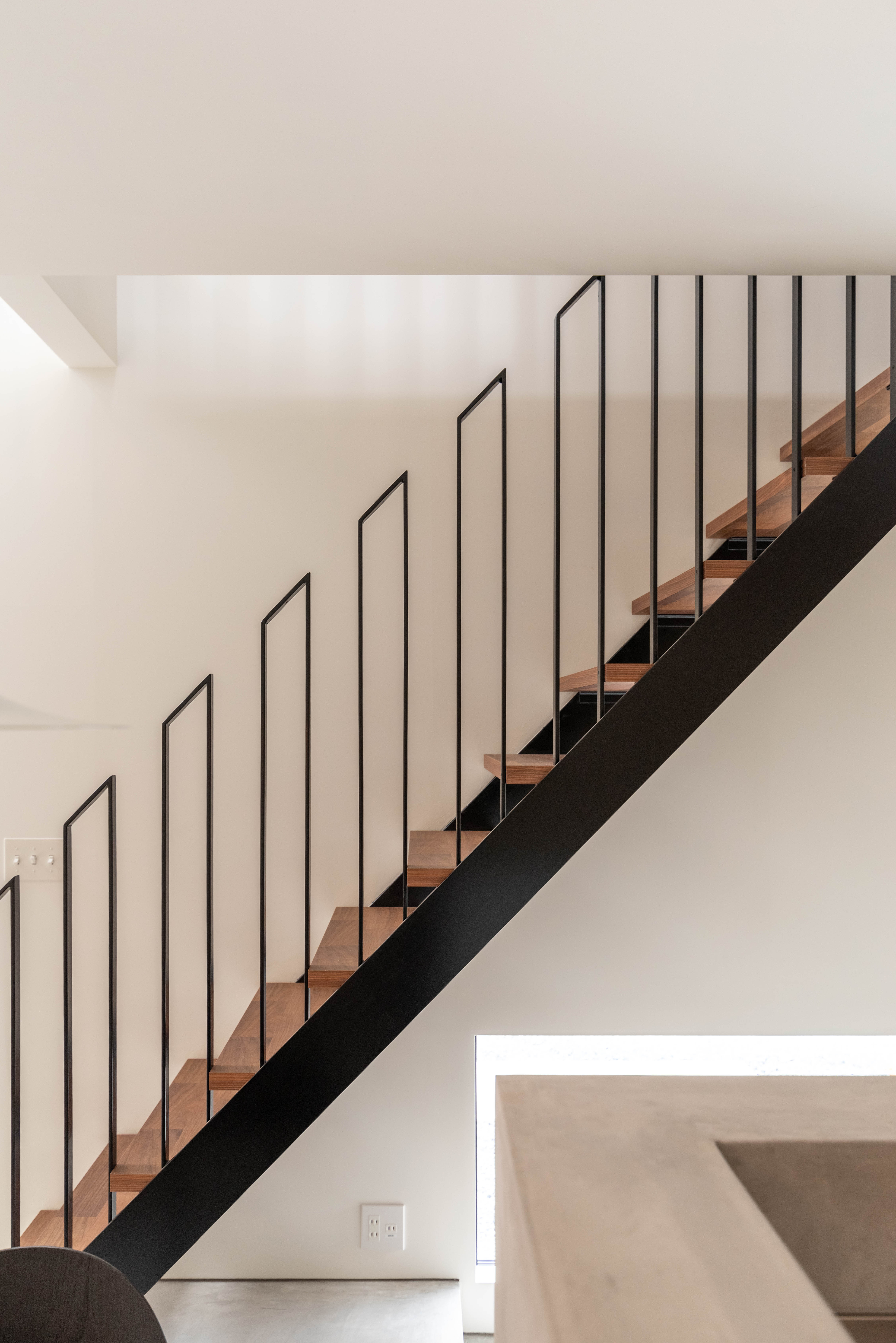 手摺を通しにせず、ブロック化して“切れ”をつくりました。