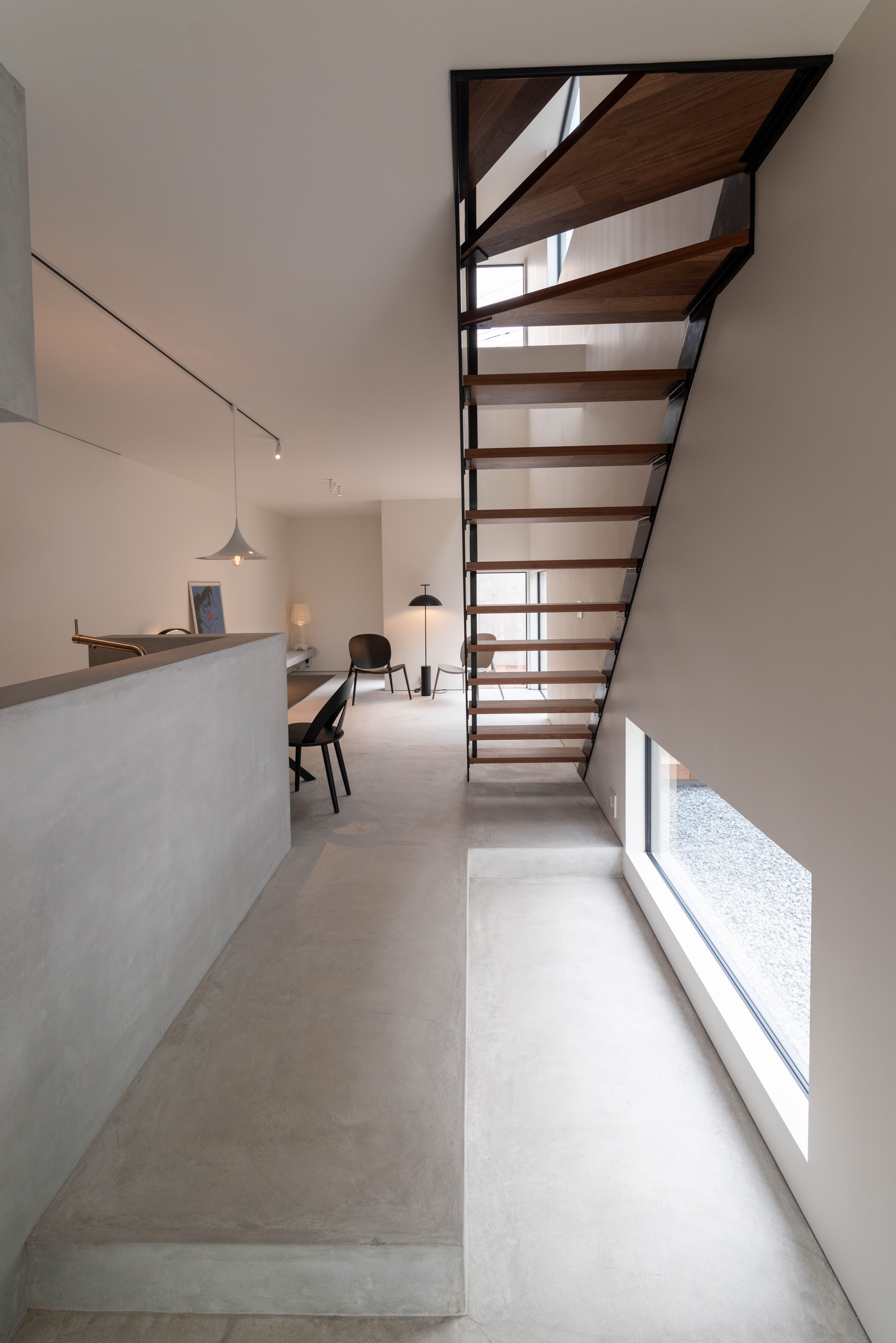 光と影が分割され、吹き抜けの壁面にリズムが生まれます。