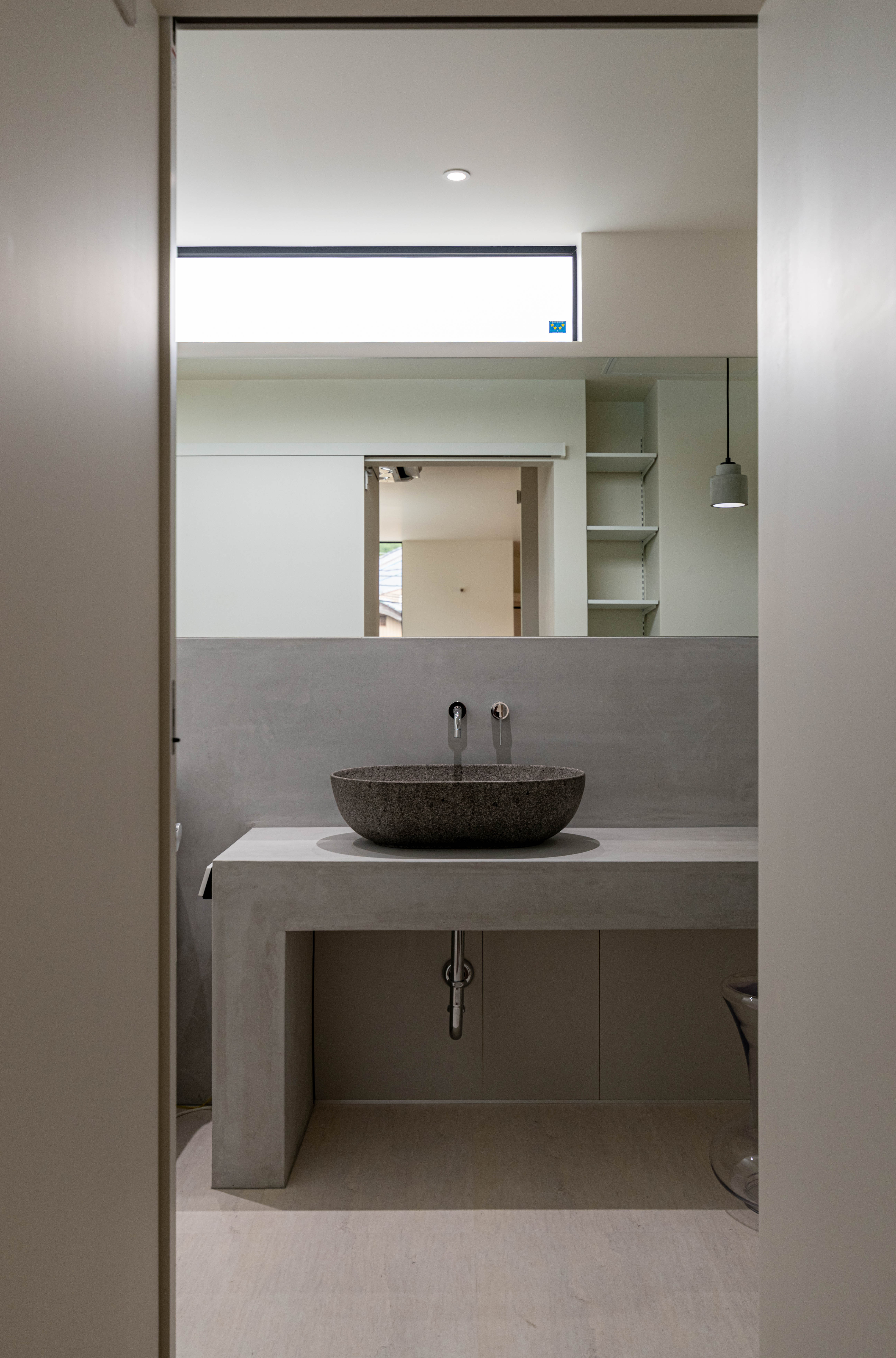 石の器と一体カウンターで、洗面を“静かに主役”へ