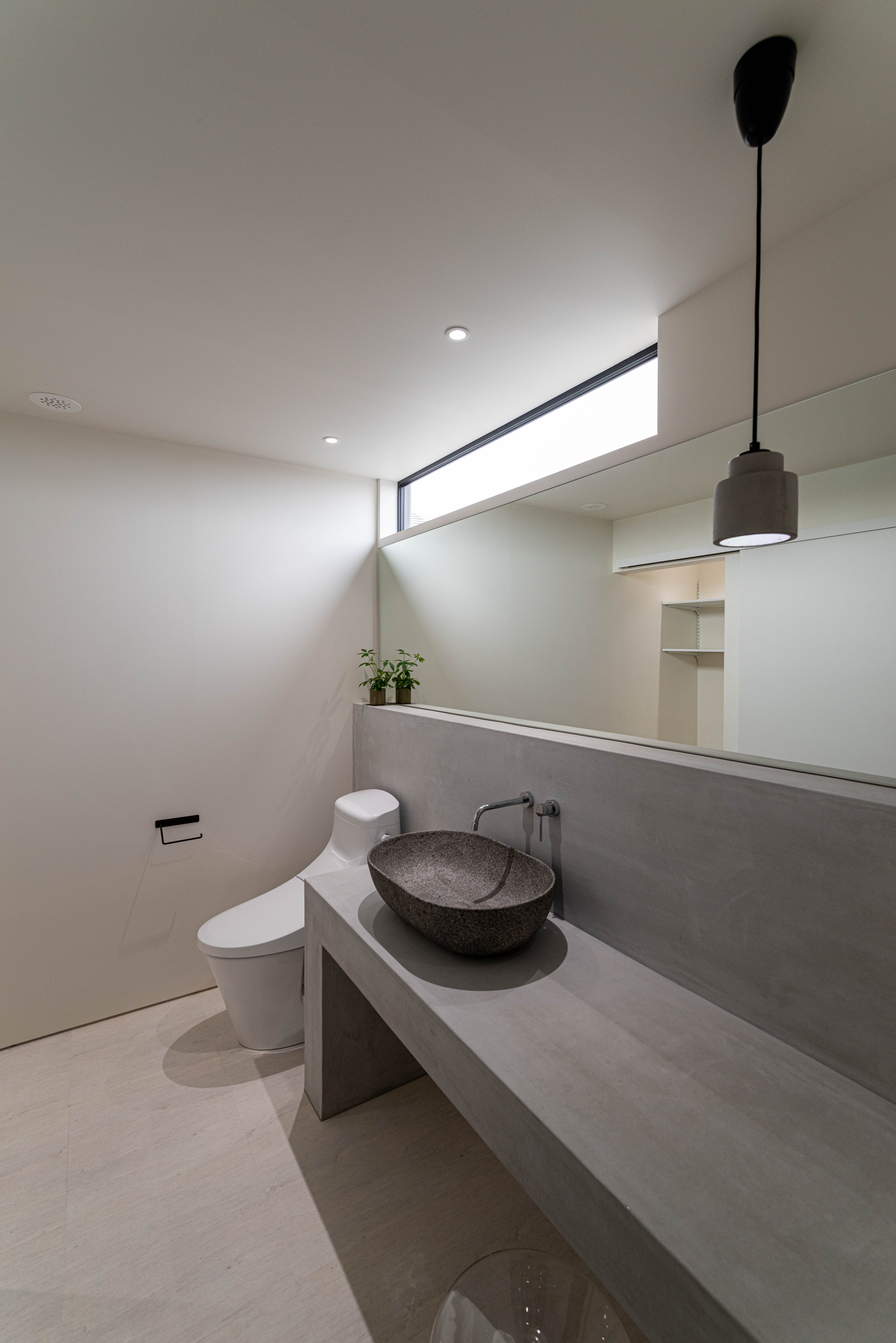 ハイサイドライトと大きな鏡で、明るさと広がりを確保。