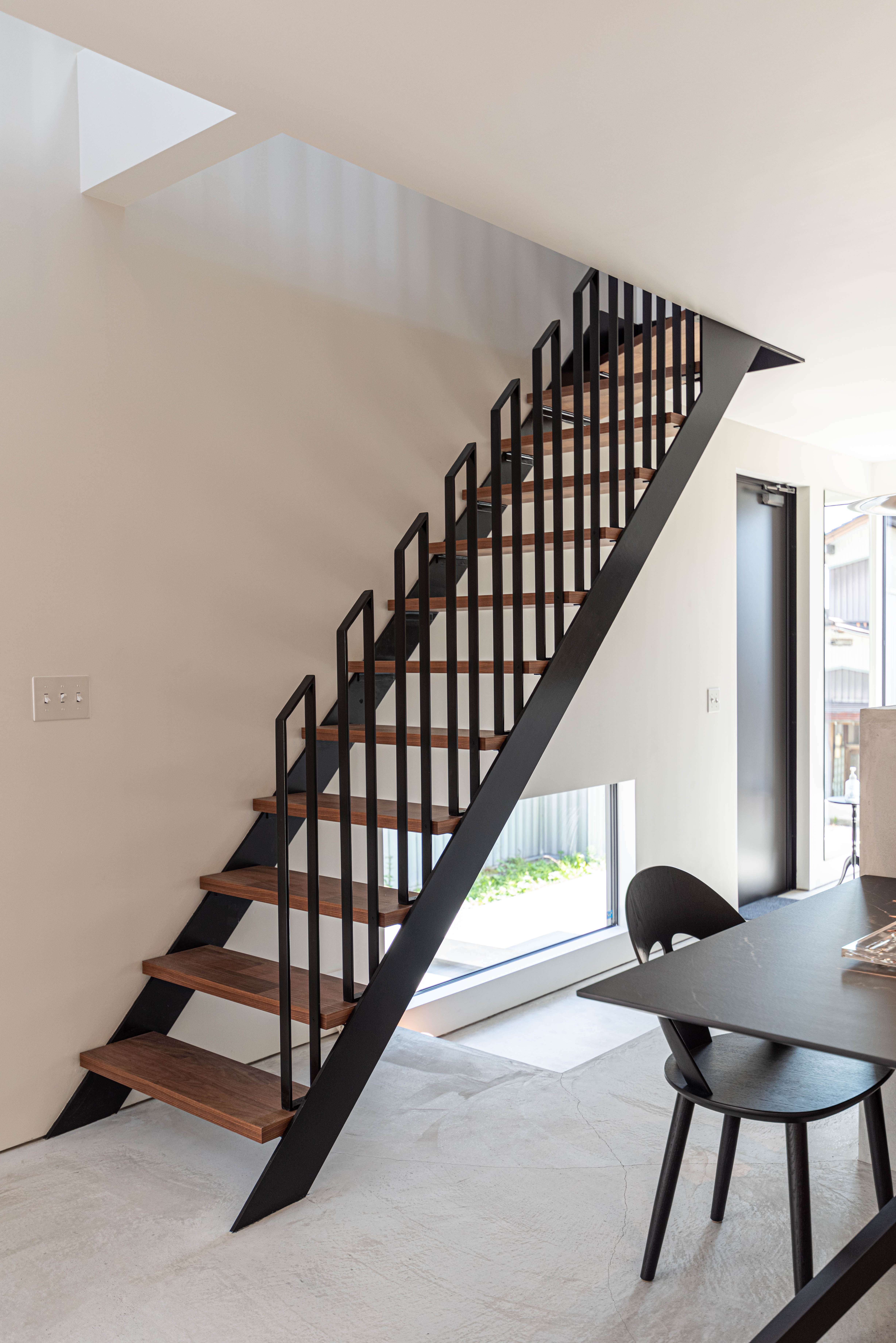 切れがあることで、階段が柵っぽくならず、余白がきれいに残ります。