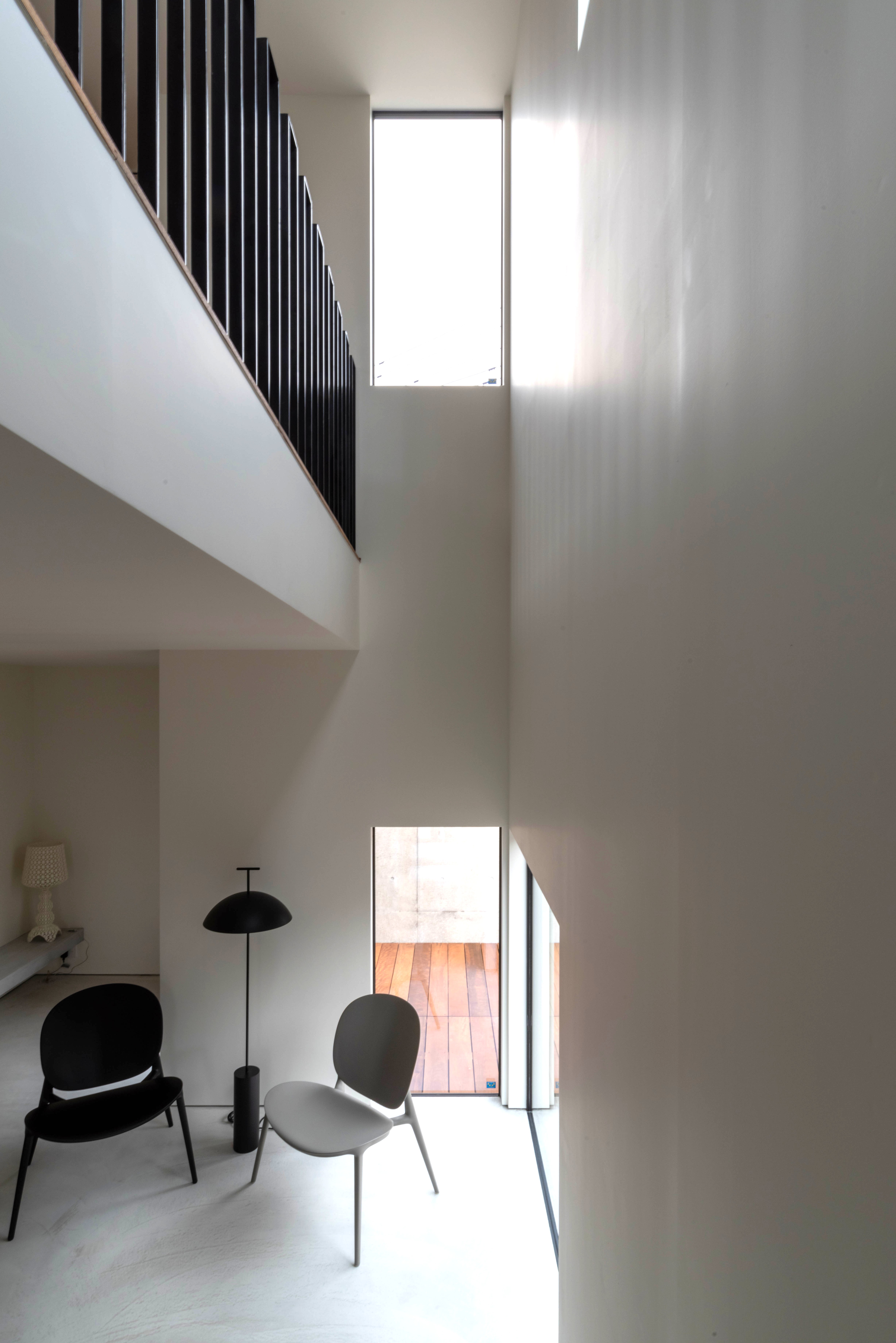 細長い吹き抜けを“光と風の通り道”にしたBABEL