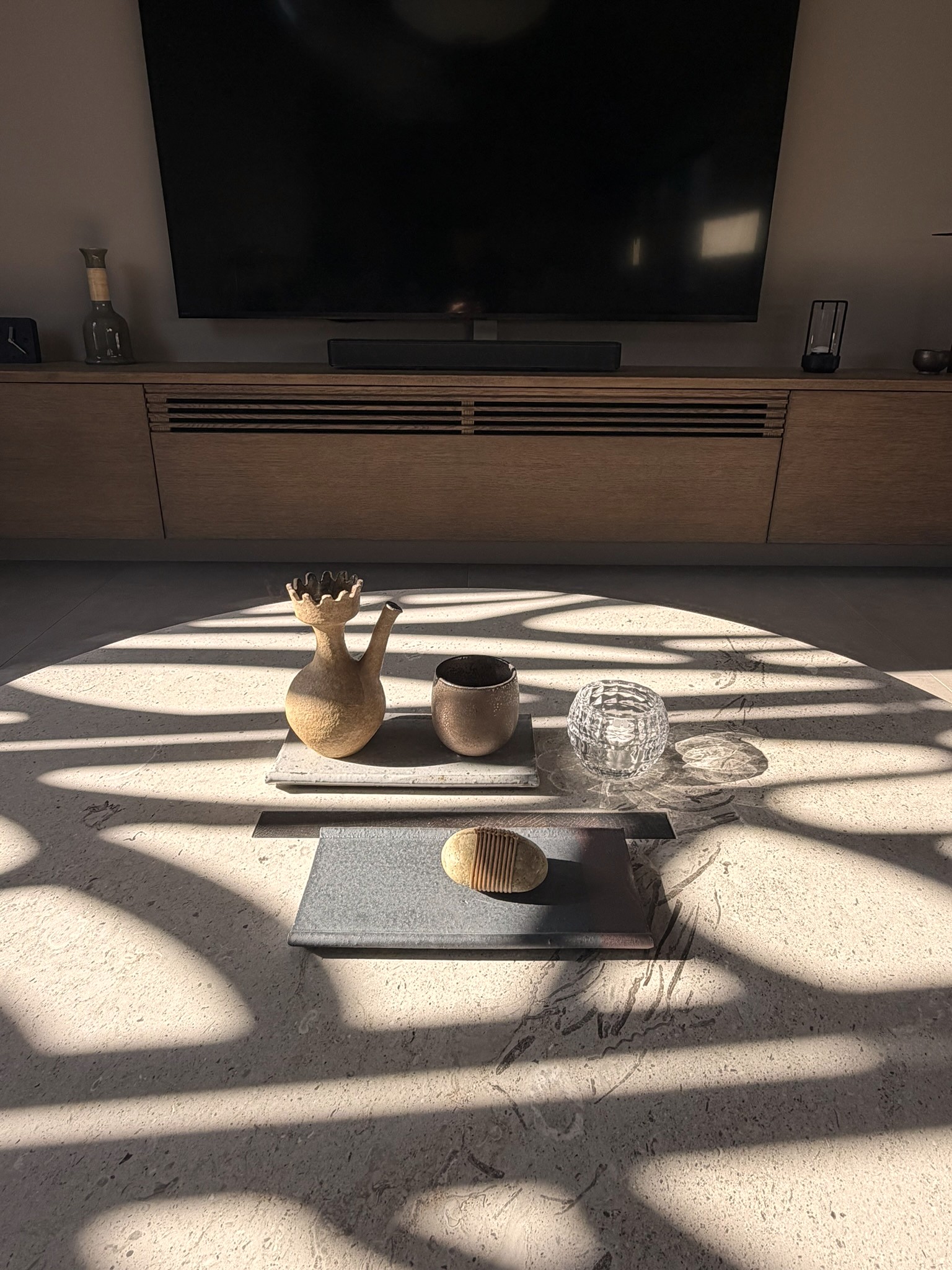 暖かさを感じる冬の木漏れ日