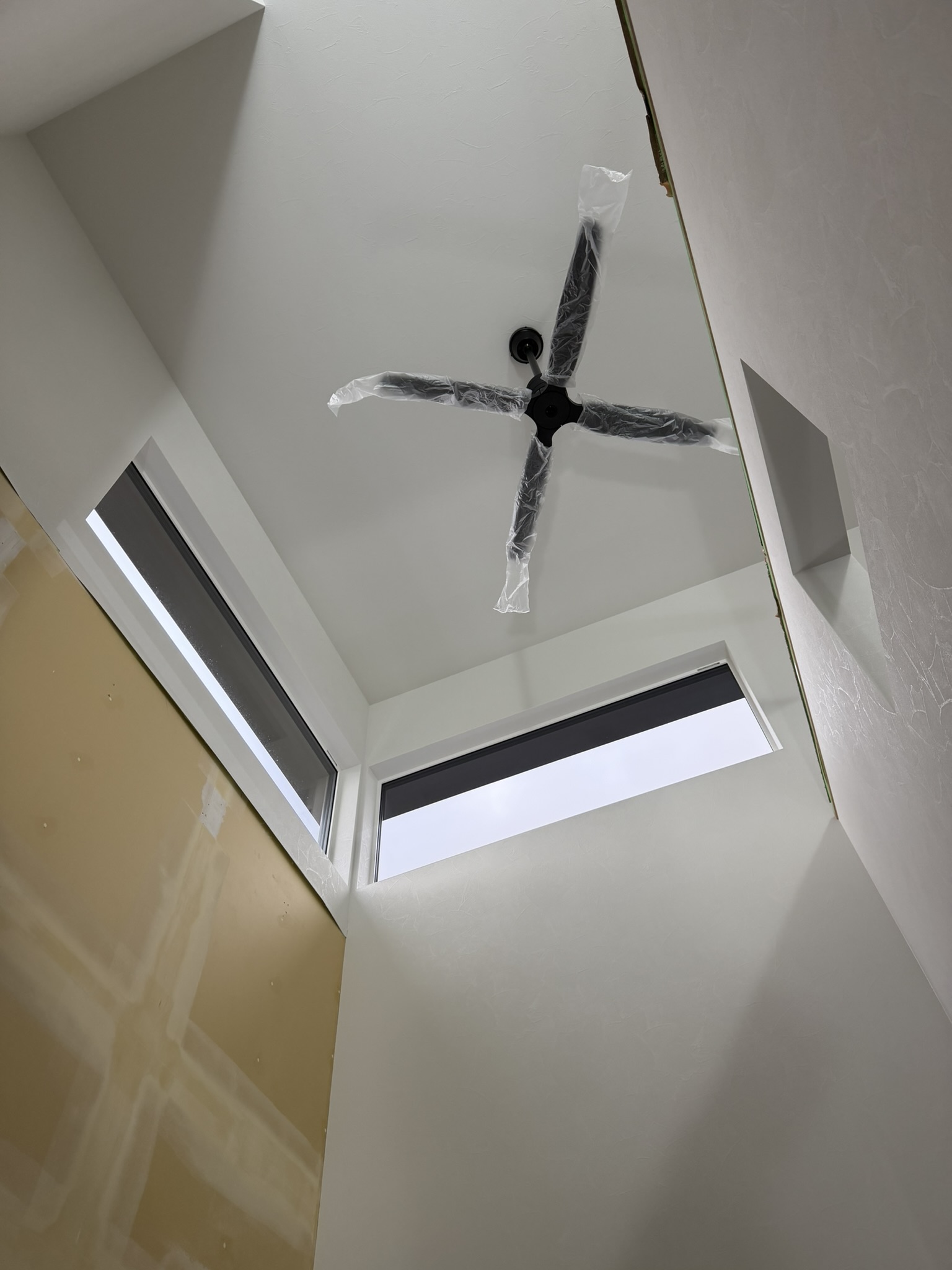 吹き抜け天井にシーリングファンを取付、仕上げ前の大事なタイミング