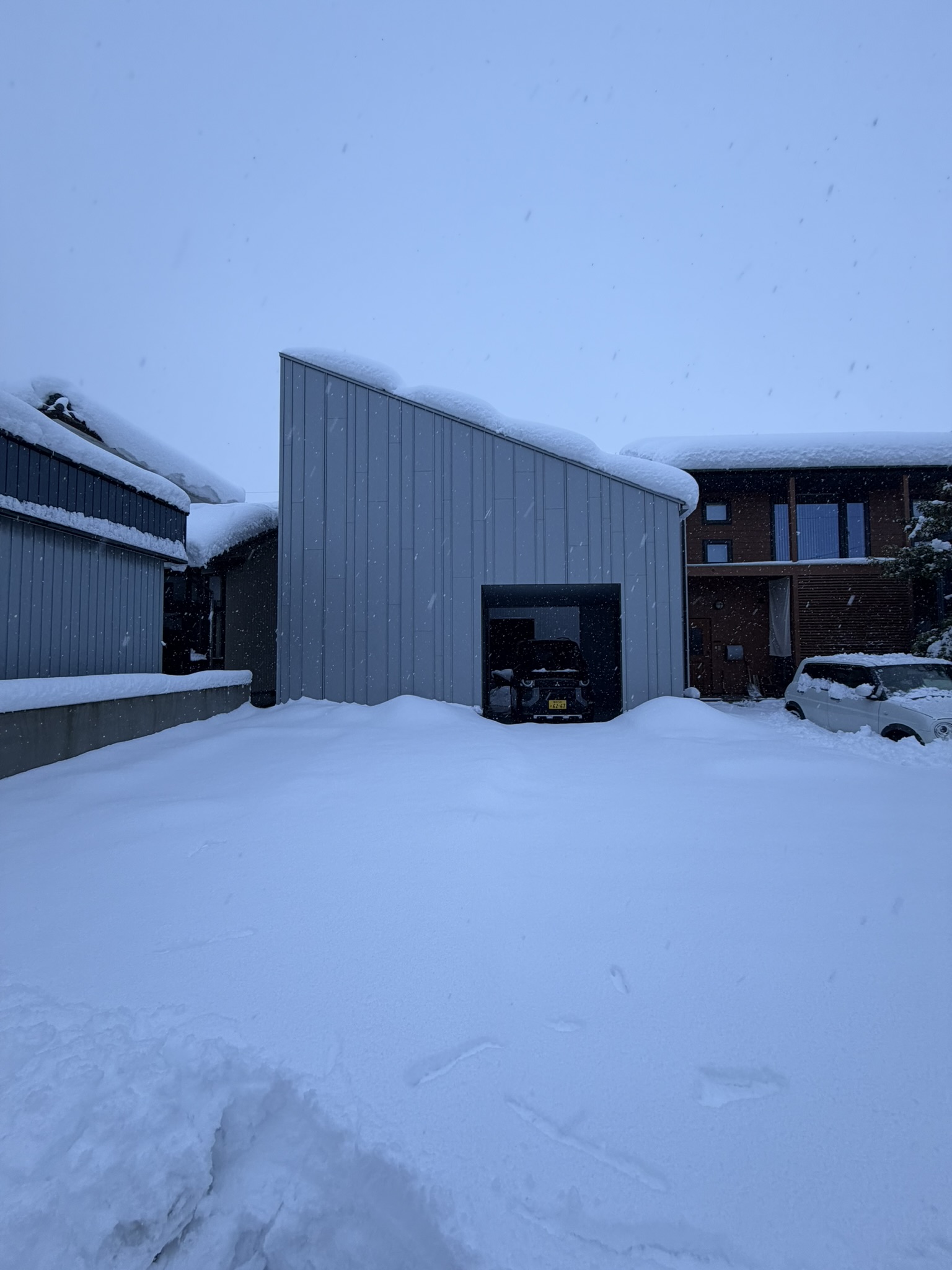 除雪しても、また静かに積もっていく。雪の日はこれの繰り返しです。