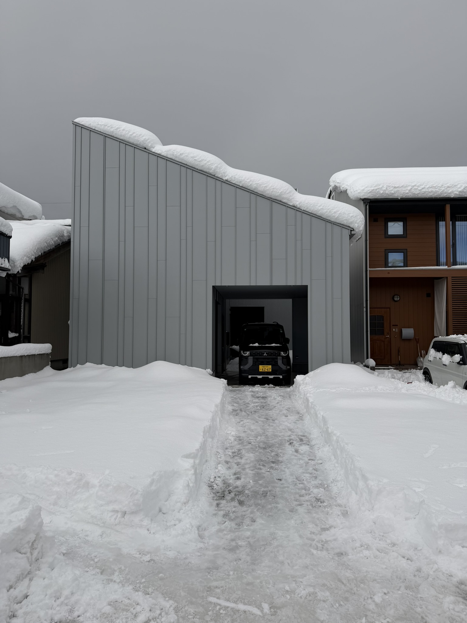まずは車が出せるように、通路を確保。雪かきは「動線づくり」から。