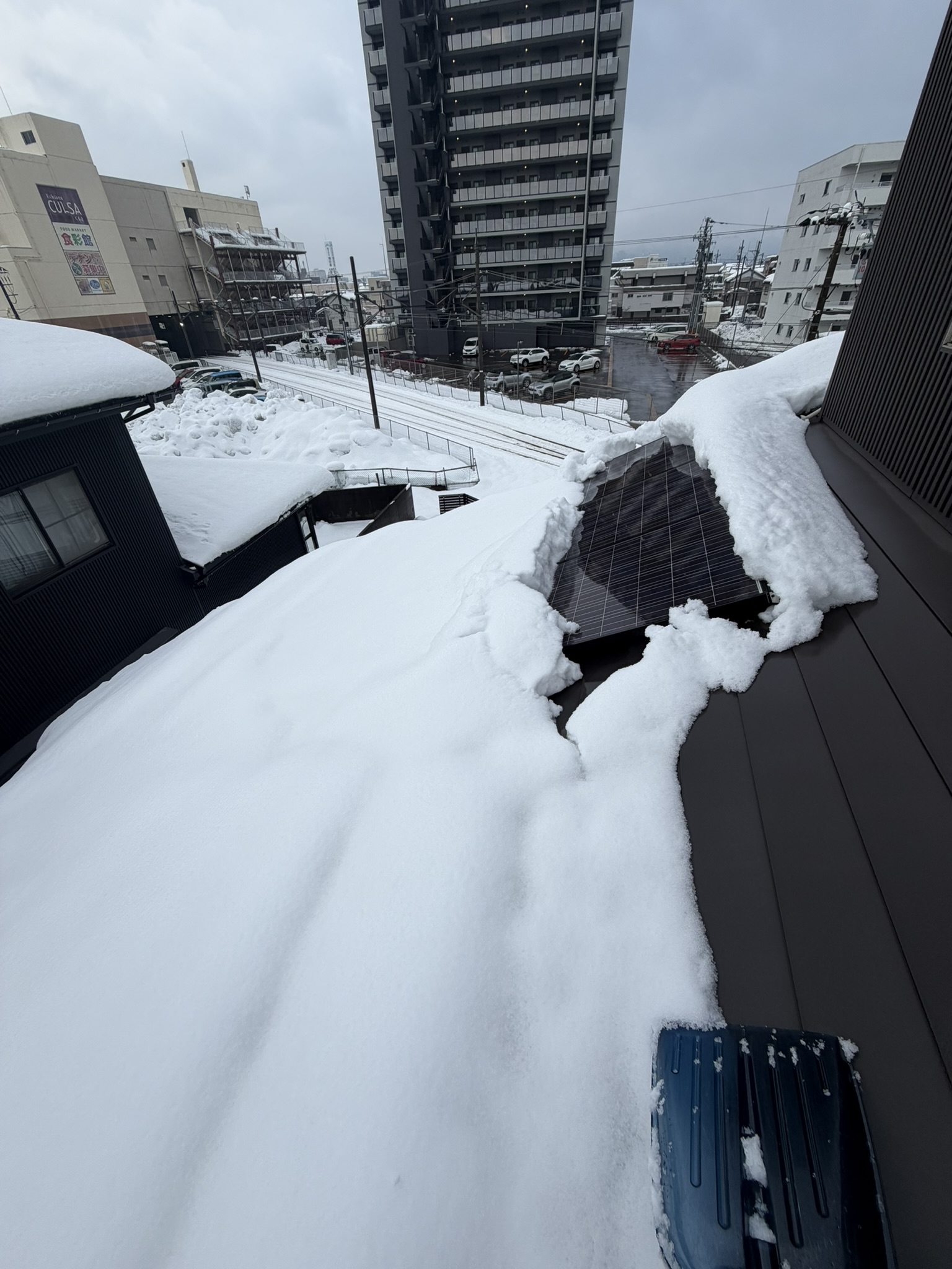 太陽光パネル上の積雪、落雪の不安につながるポイント