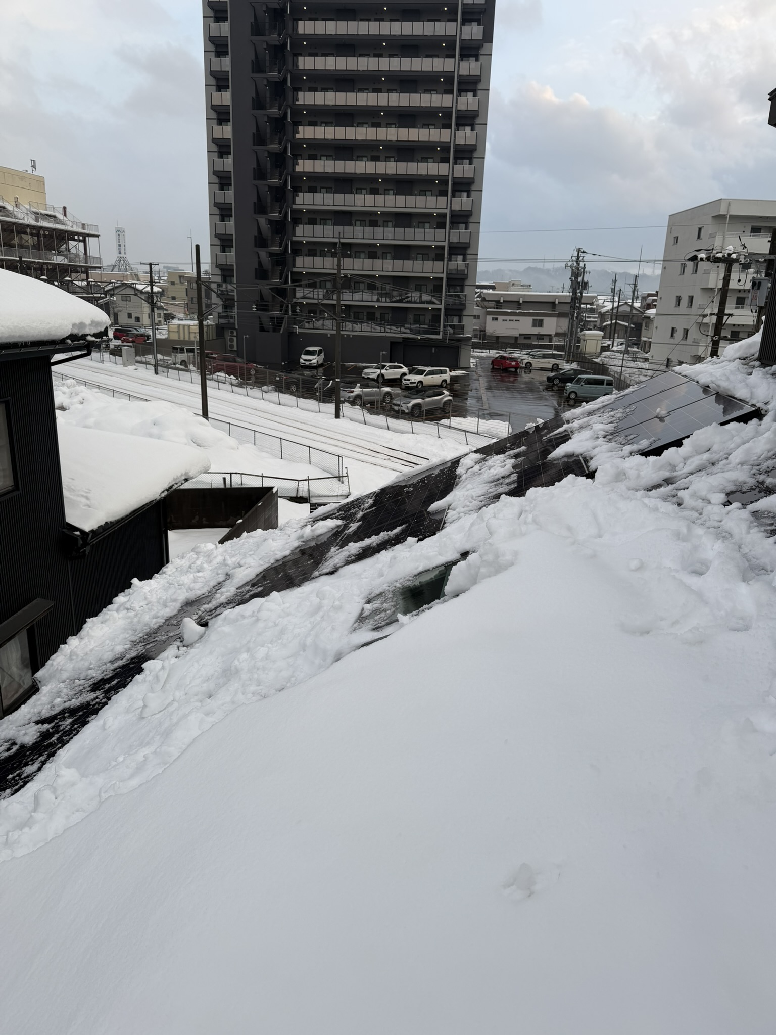 パネル面の雪下ろし後、まずは安全と安心の確保を優先