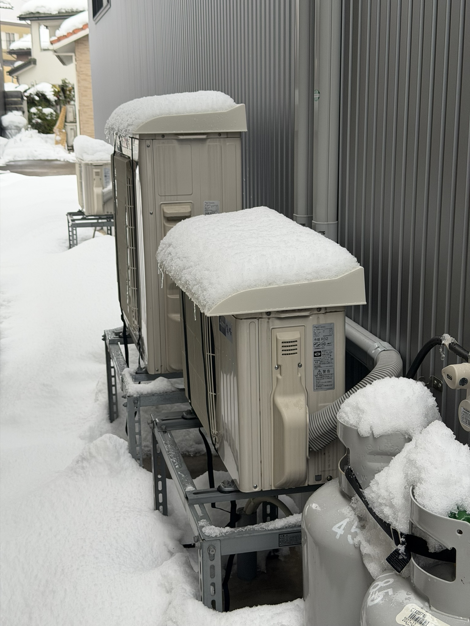 IMG_3208 屋根付きで雪解け水を防ぐと、冬のトラブルが減らせます。(簡易)