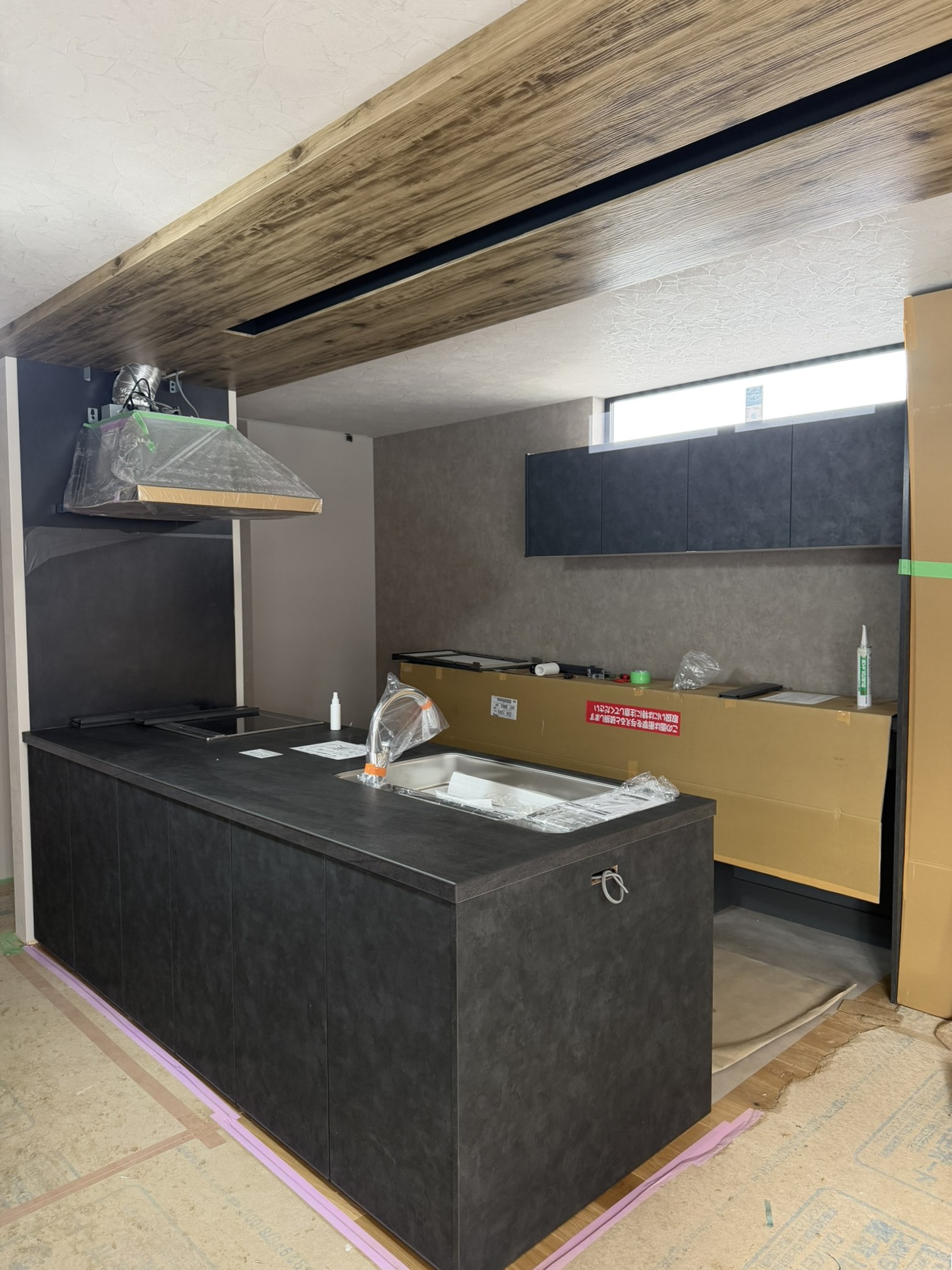 IMG_3218 キッチンとカップボードの組立が終盤へ。配線も同時に確認。