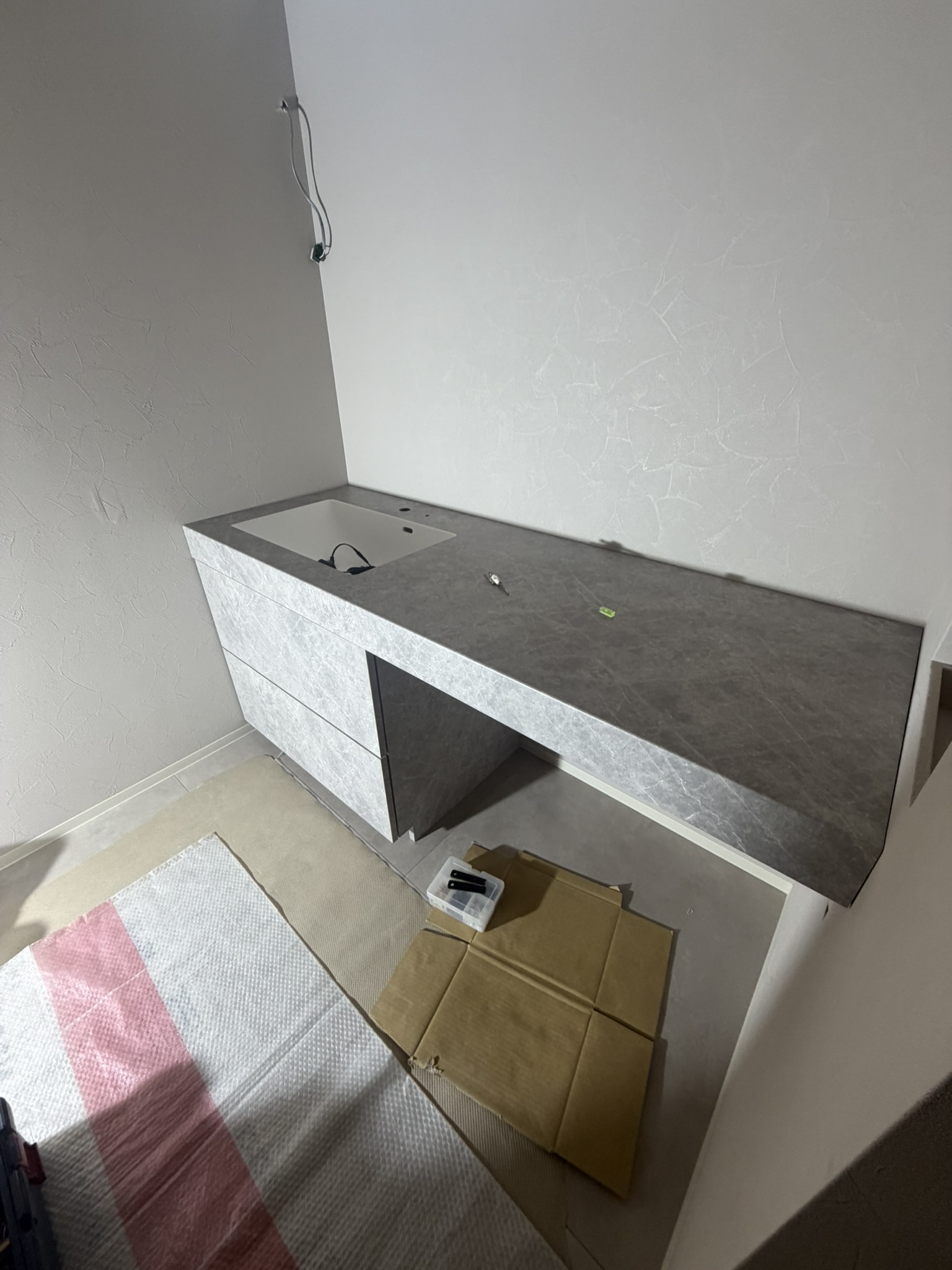 IMG_3224 洗面カウンター取付と、ミラー照明の“仕込み”を現場で微調整。