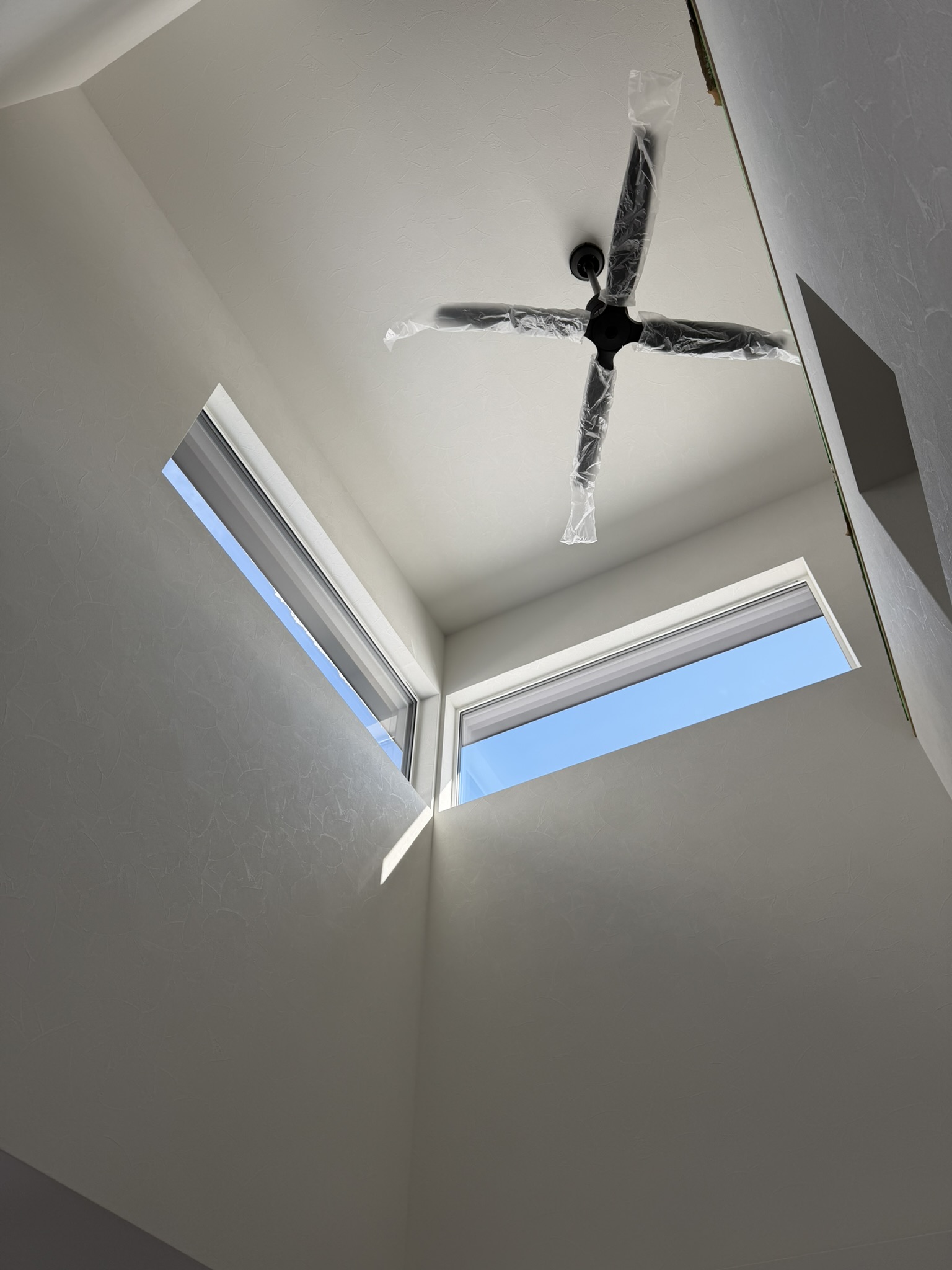 IMG_3228 吹き抜けの光とシーリングファン。空気の流れまで意識した空間に。