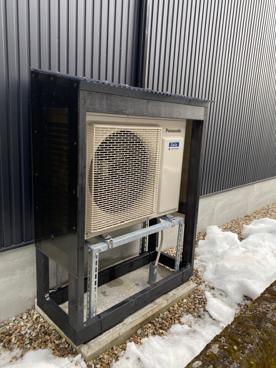 IMG_9206 屋根付きで雪解け水を防ぐと、冬のトラブルが減らせます。(当社で作ったもの)