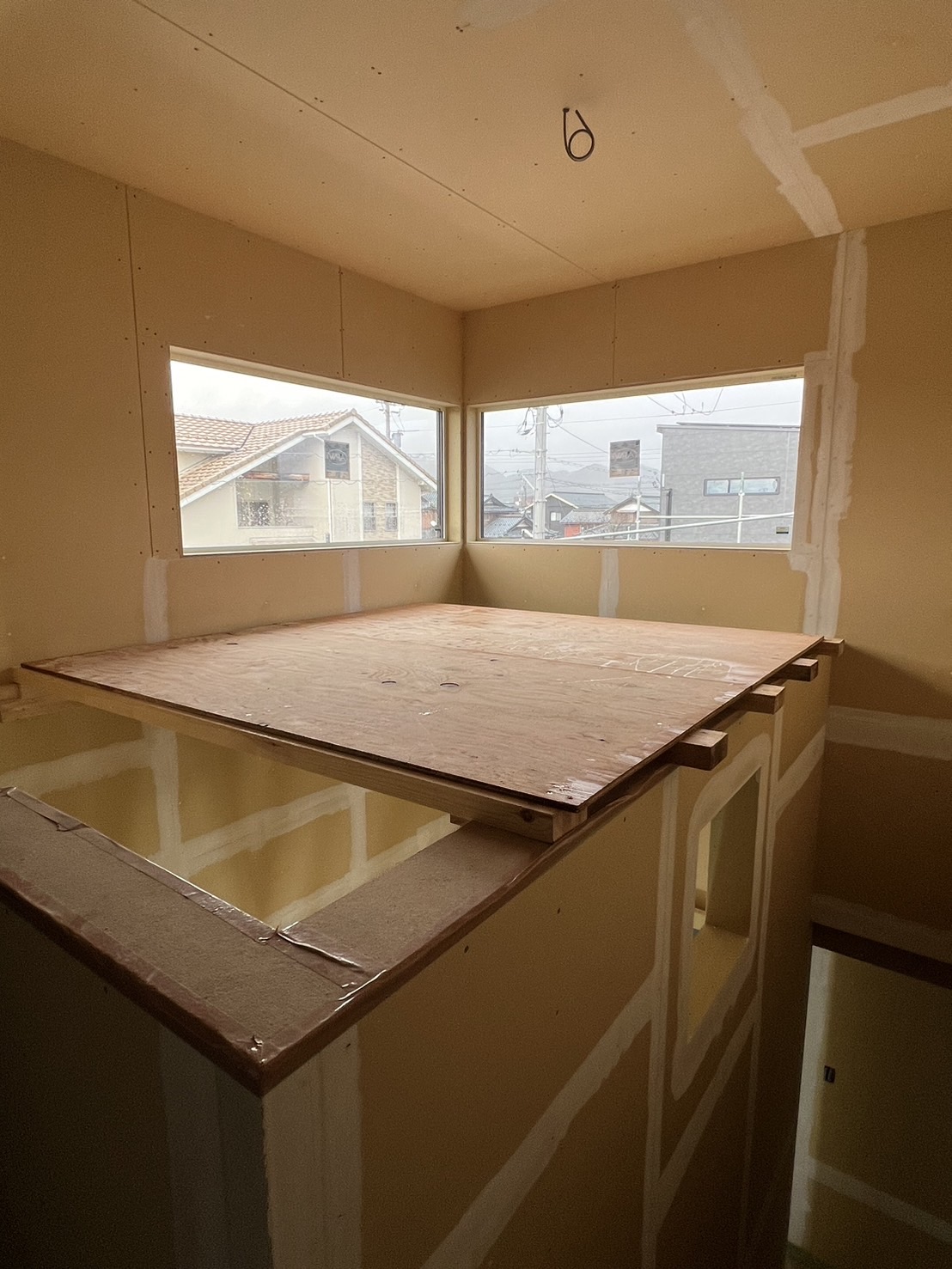 KM邸-吹抜足場 クロス工事と電気工事に備える、吹抜足場の設置。