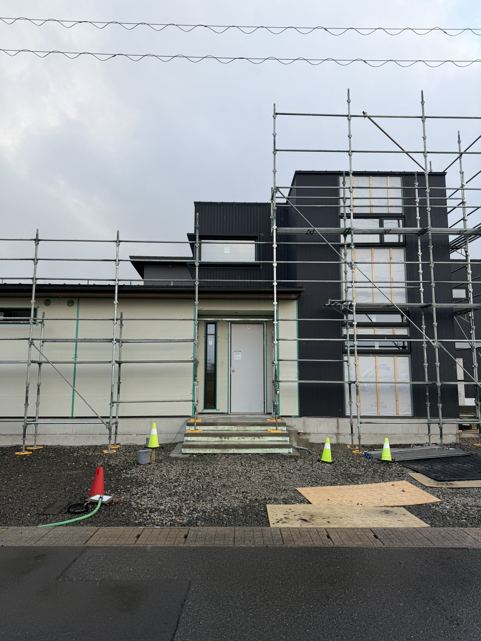 KM邸-外壁-目地無しスパン施工 外壁のアクセント部:目地を抑えたSGLガルバ施工中。