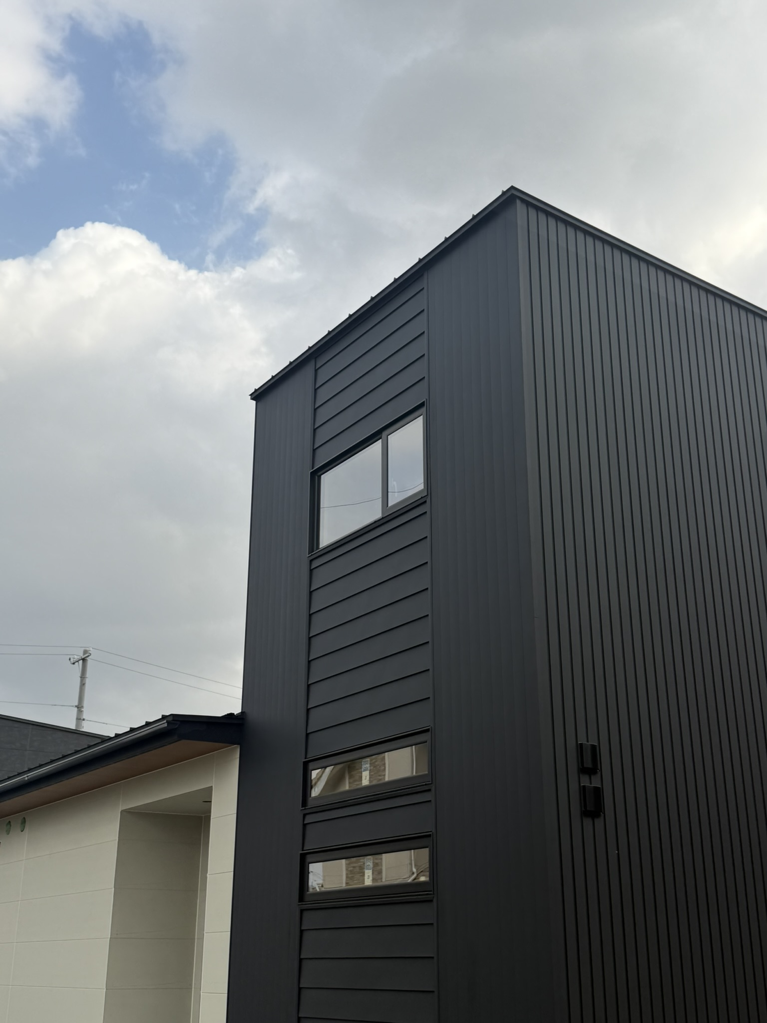 正面はこれから塗り壁へ。仕上がりの表情が変わる工程です。