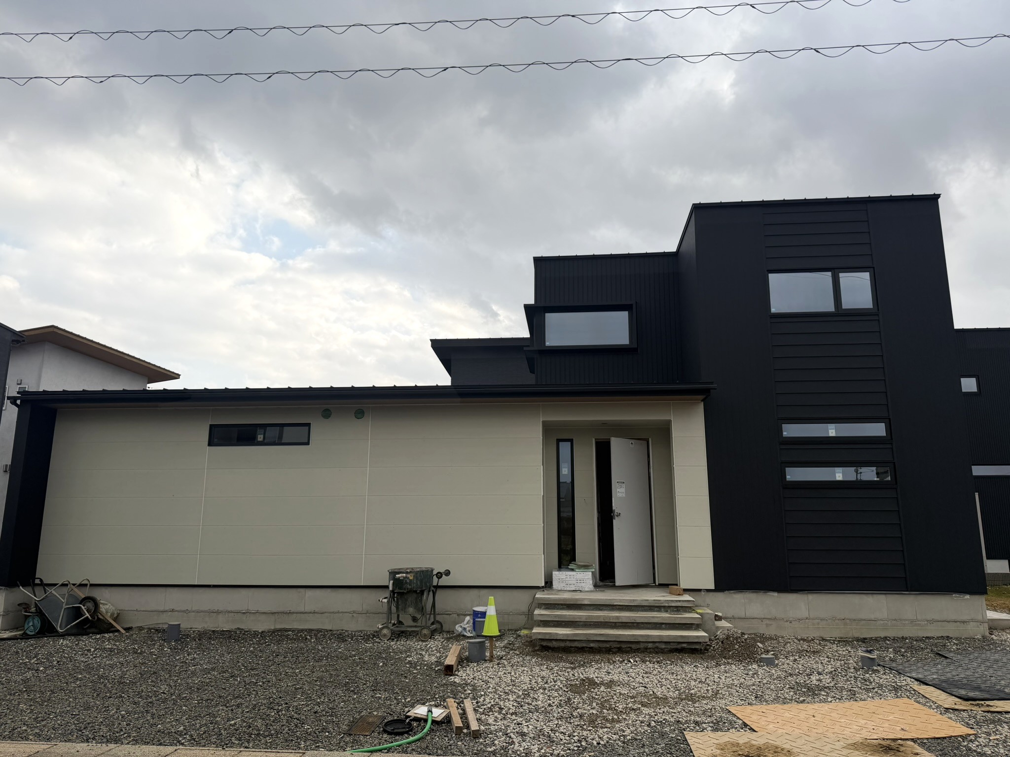 正面はこれから塗り壁へ。仕上がりの表情が変わる工程です。