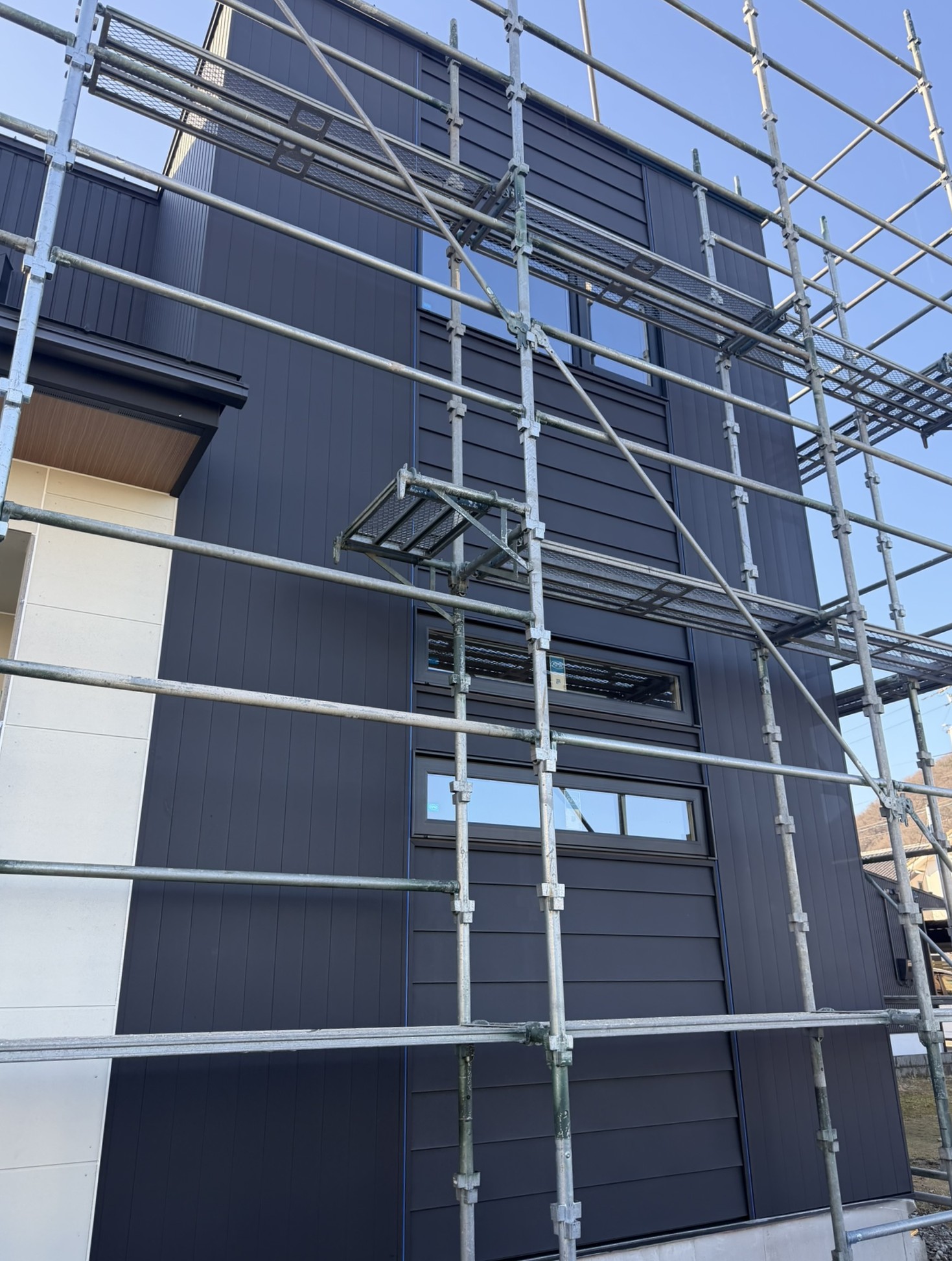 2.	板金工事完了。SGLガルバの納まりが整いました