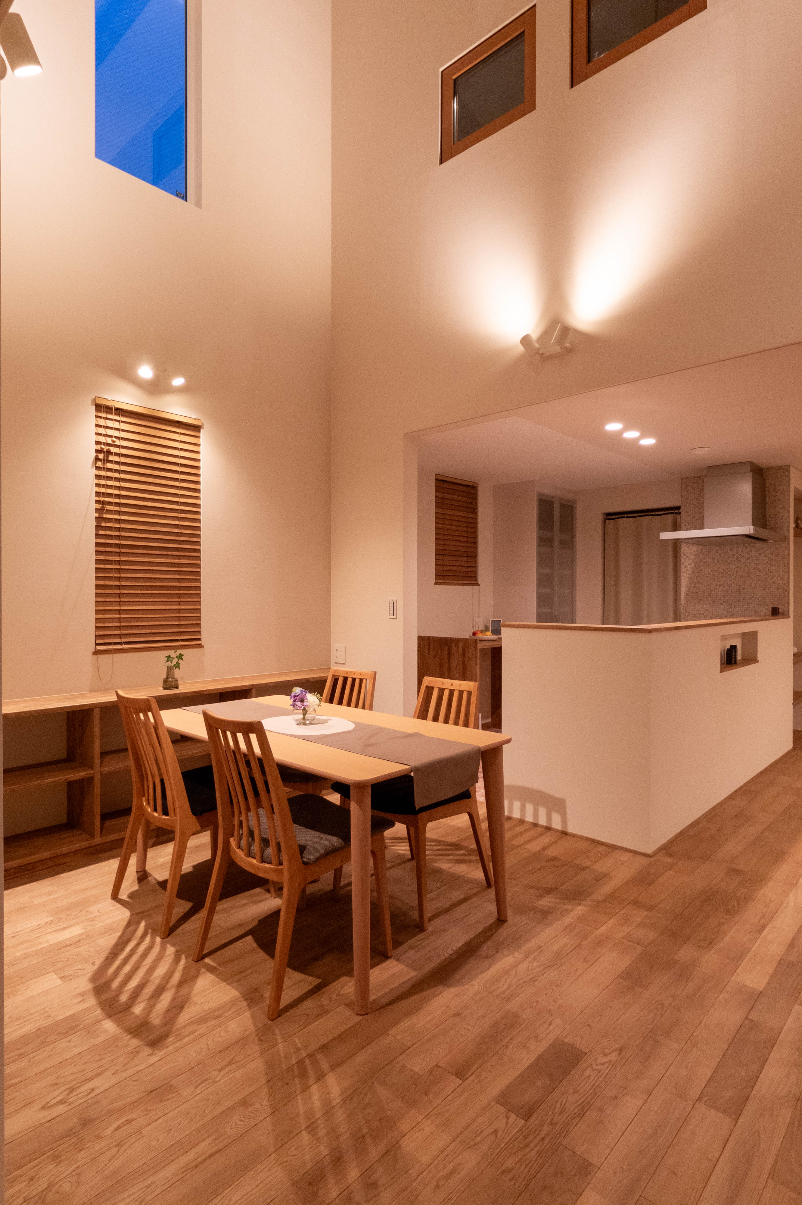 TN邸-ダイニングとキッチン 配膳しやすい距離感の、ダイニング隣接キッチン。