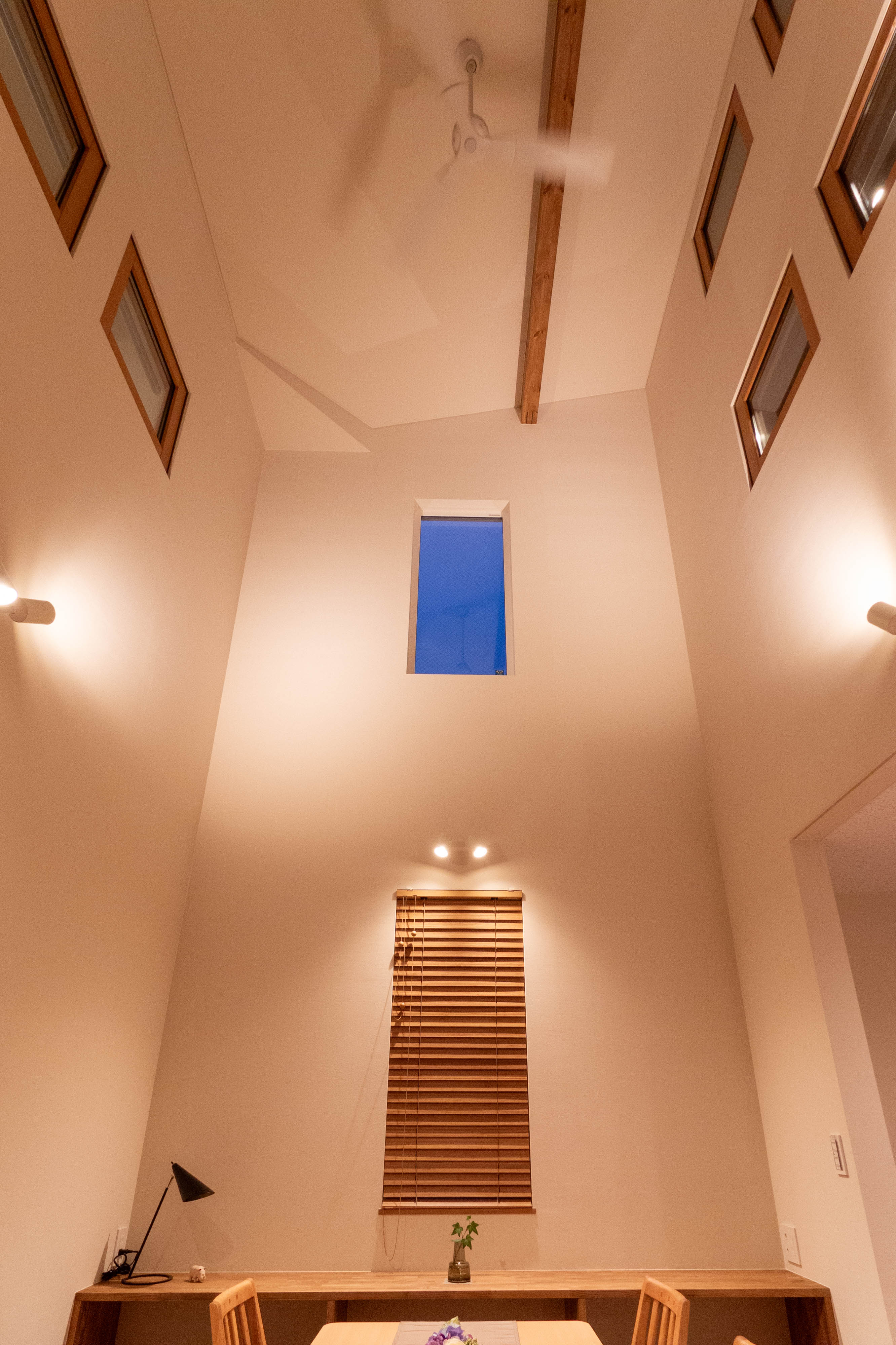 吹抜は「テーブル＋壁」を照らして、軽やかな明るさに。