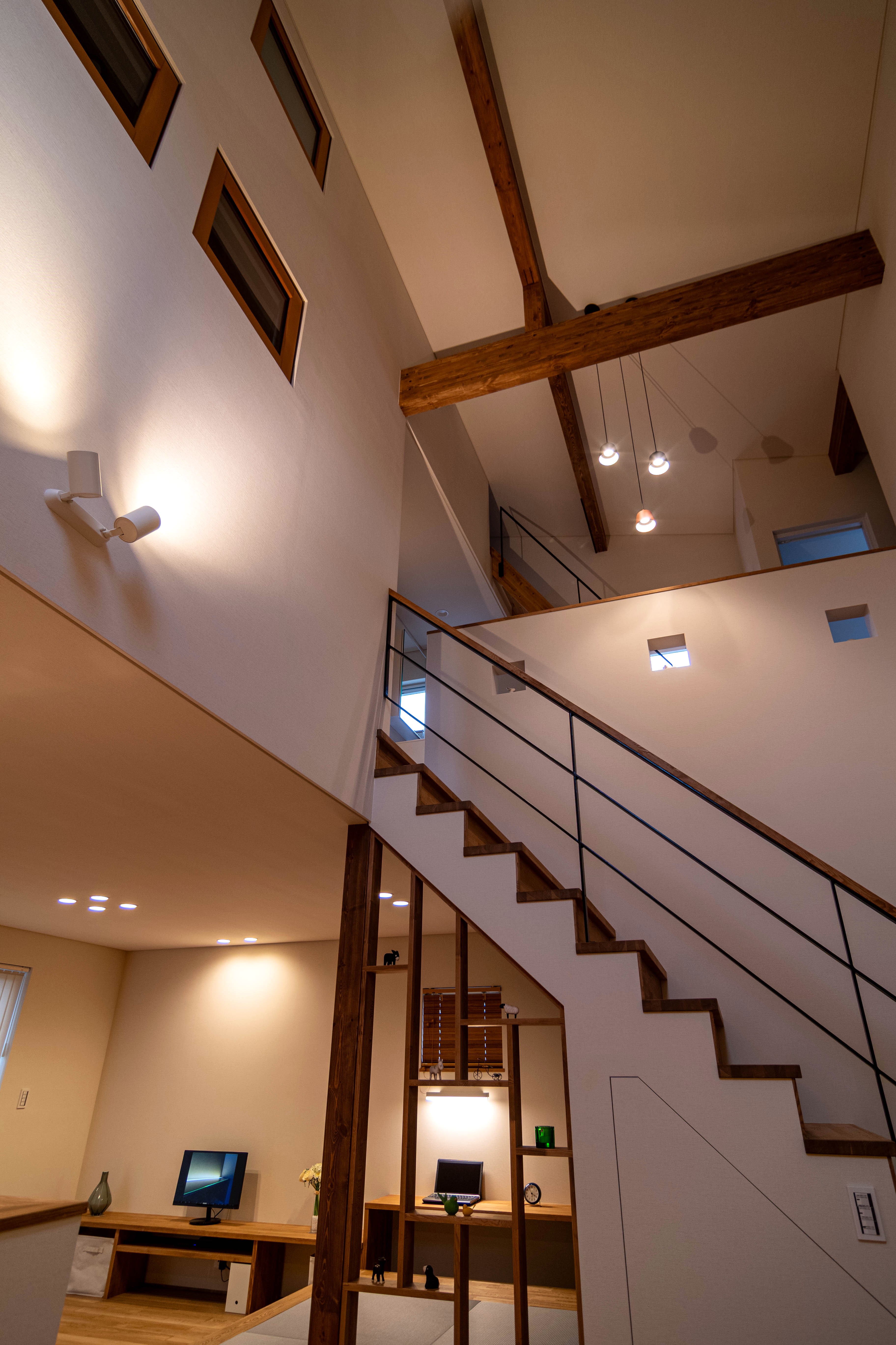 TN邸吹抜見上げ 28坪でも伸びやかに。吹き抜けがつくる“抜け感”