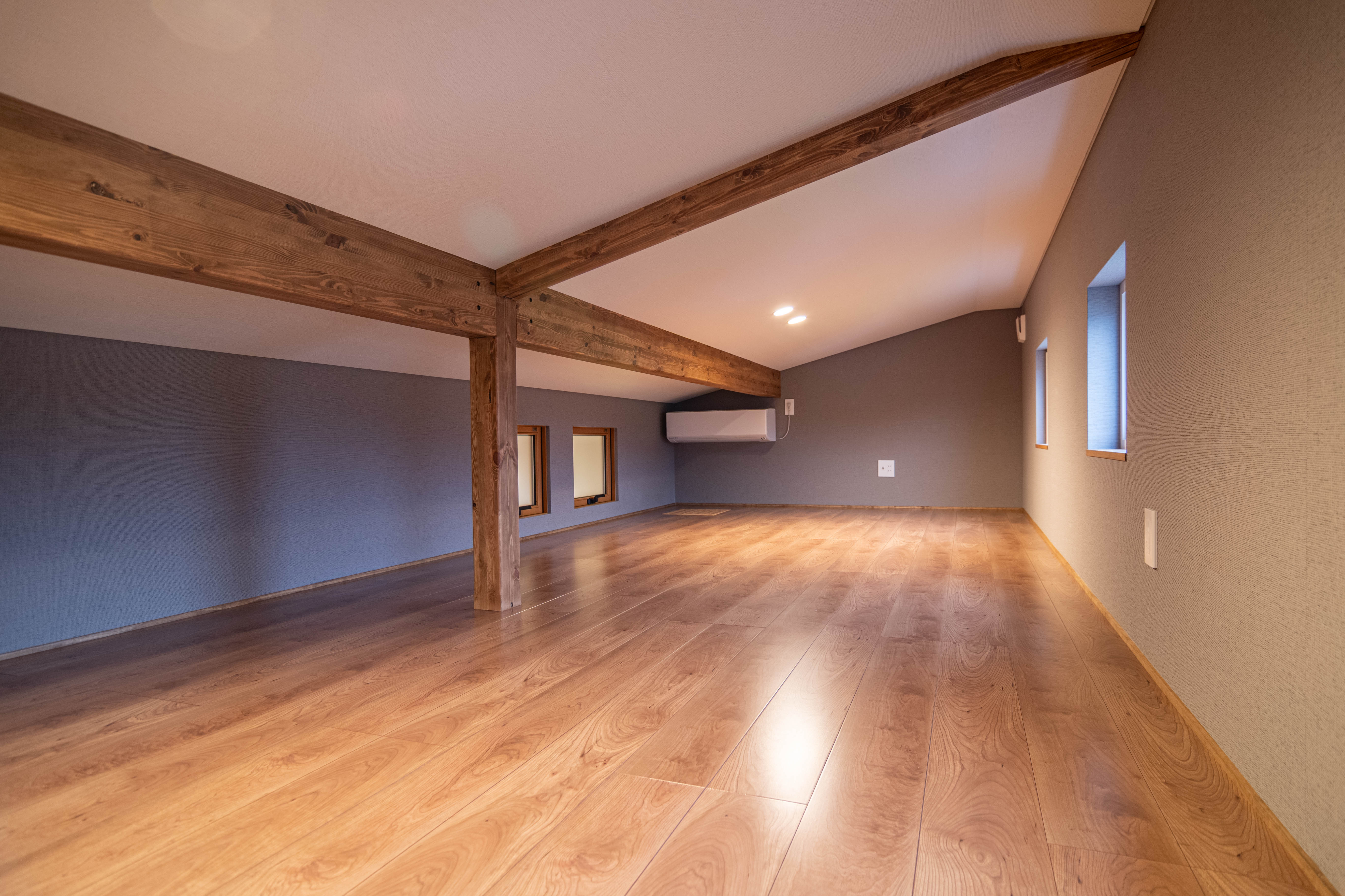 入口はコンパクトでも、中は11.5畳分のロフト空間