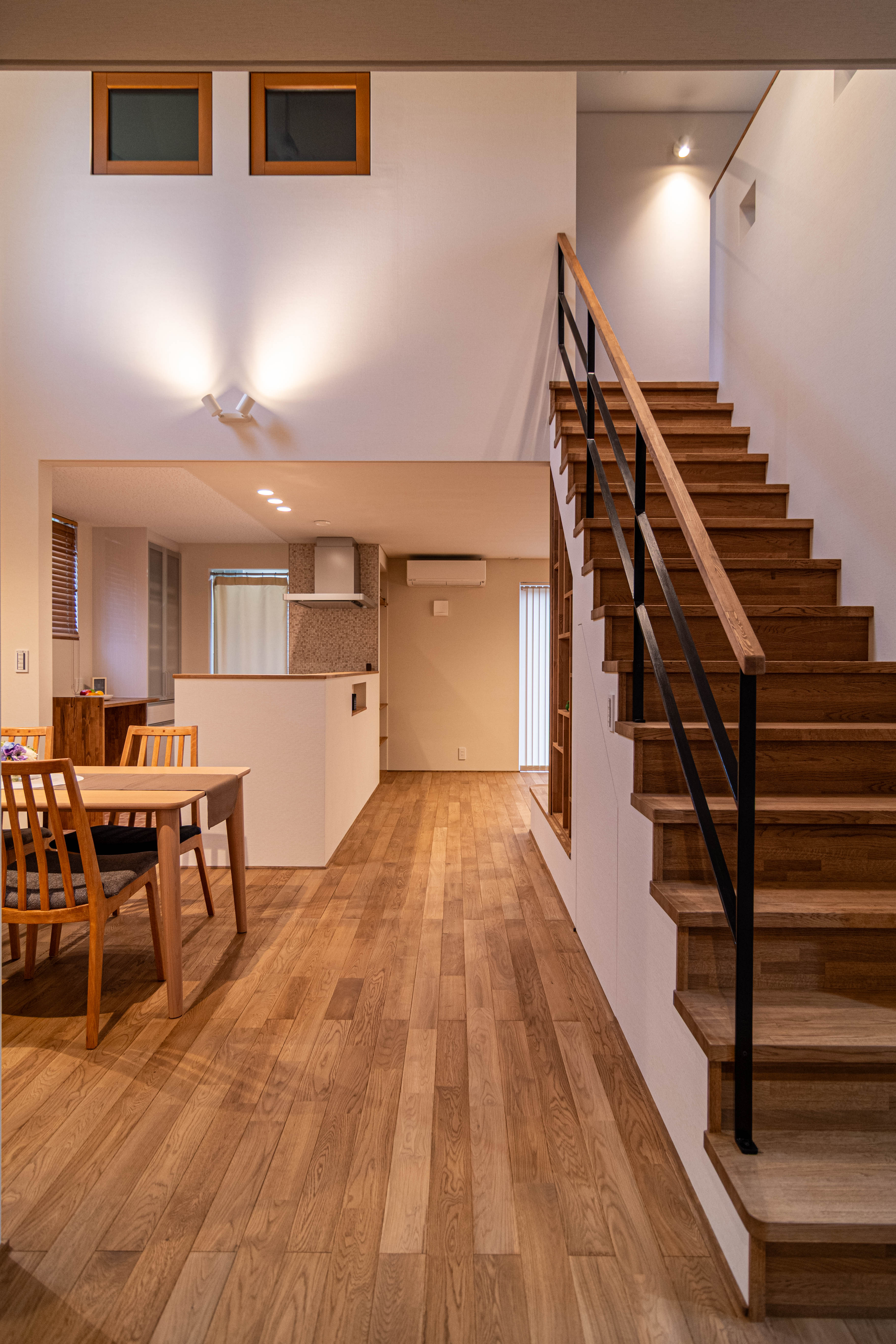 吹抜ダイニングに寄り添う、ひな壇階段とオープン手摺。