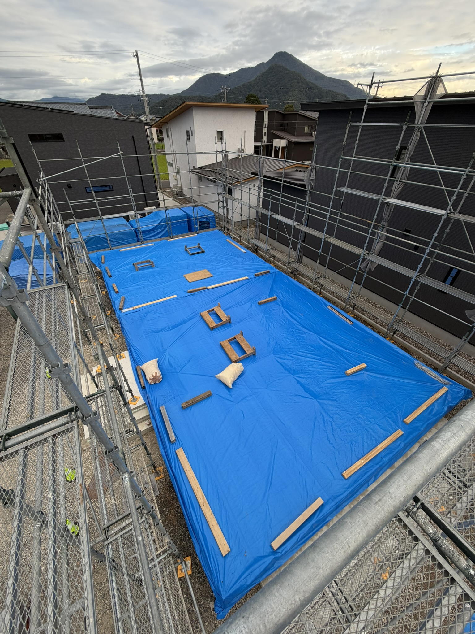 構造材も基礎上のFPパネルも、建て方当日までしっかり養生。