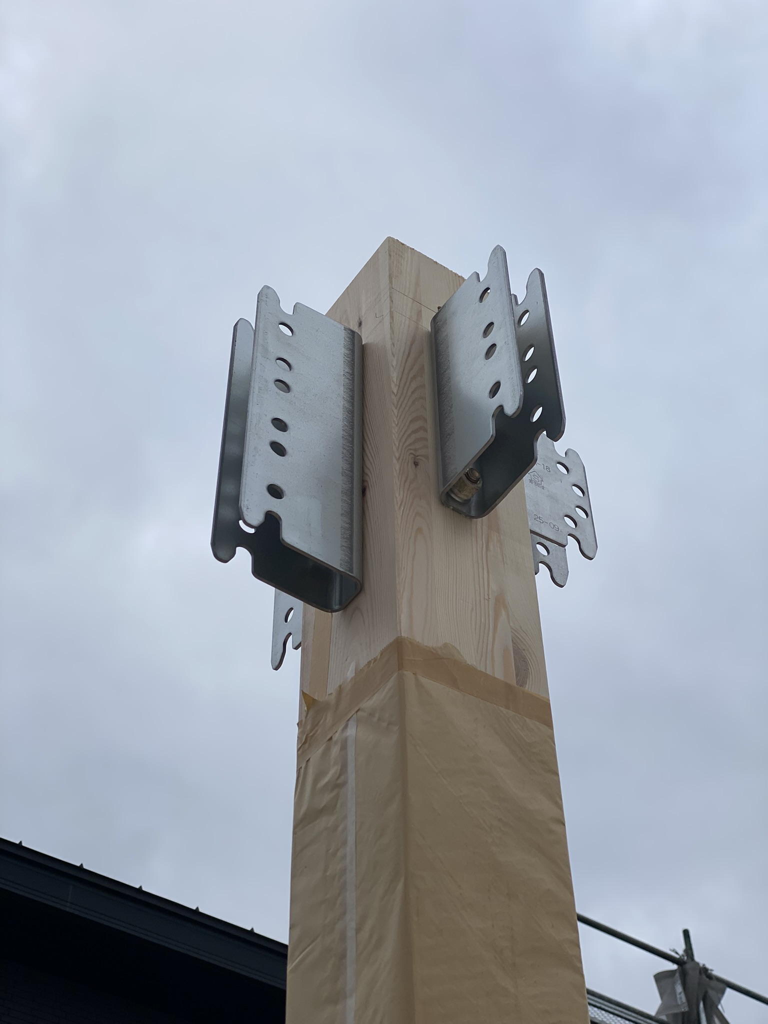 「柱を欠き取りすぎない接合。力の流れを素直に通します。」